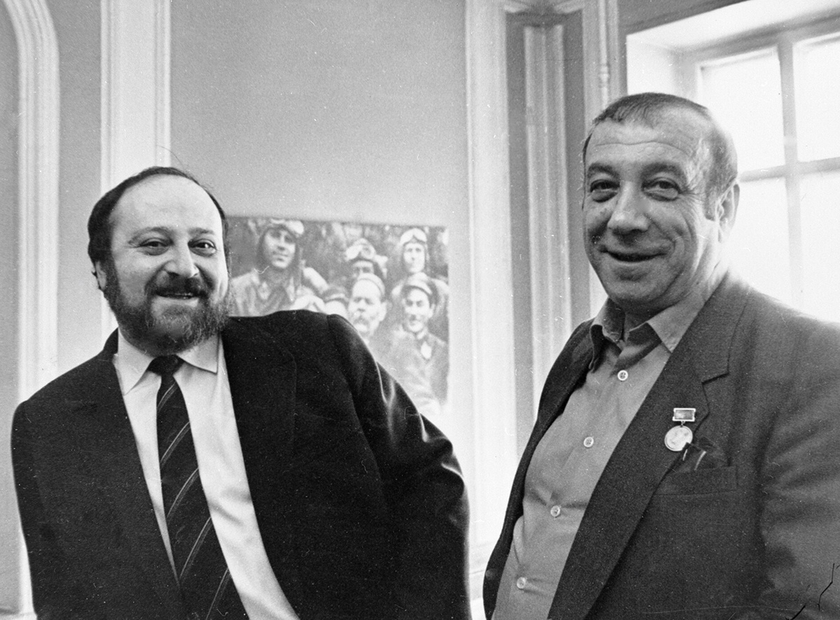 Писатели Георгий (слева) и Аркадий (справа) Вайнеры. 1990