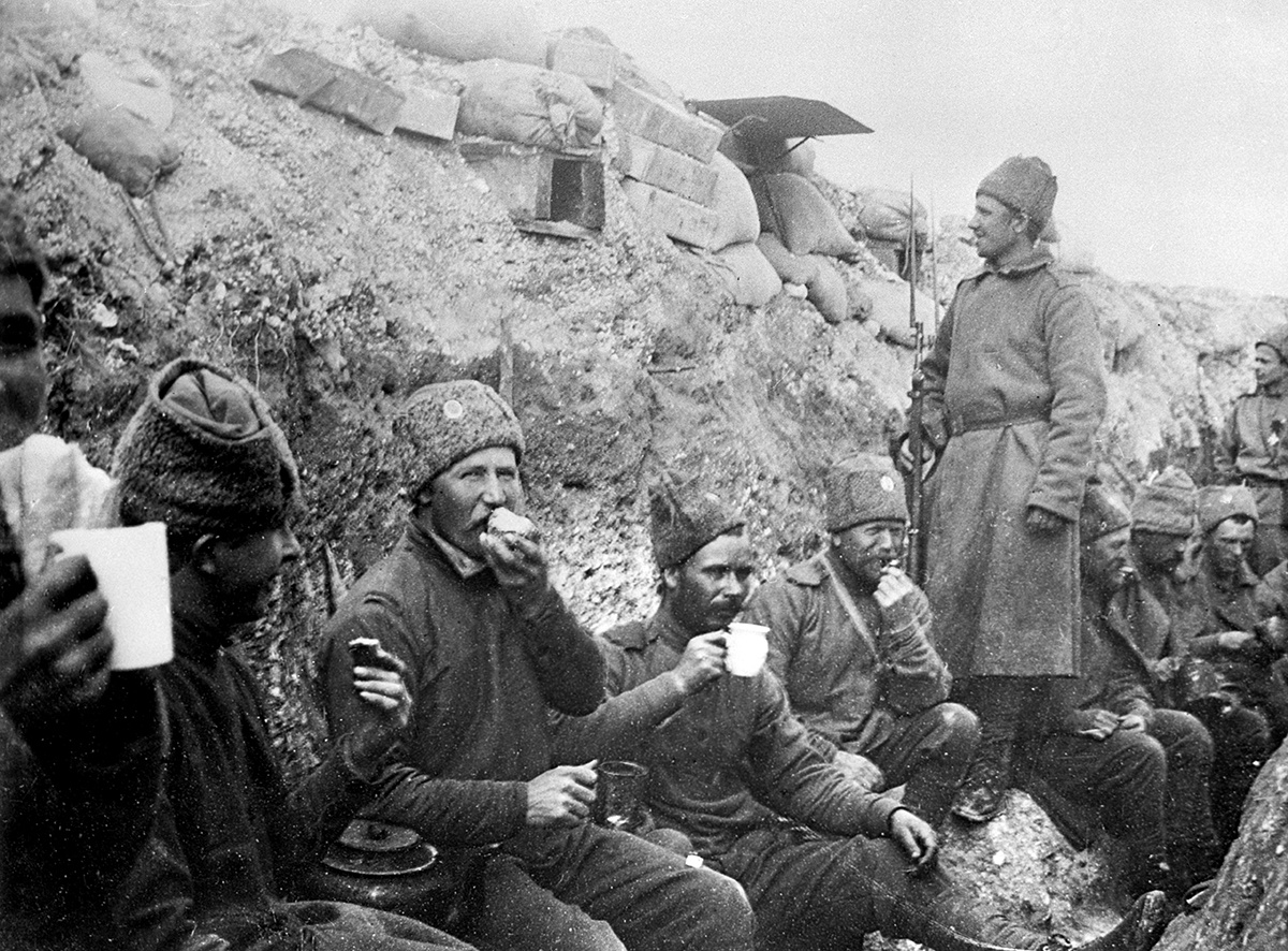 Обед русского содата в перерыве между боями. 1917