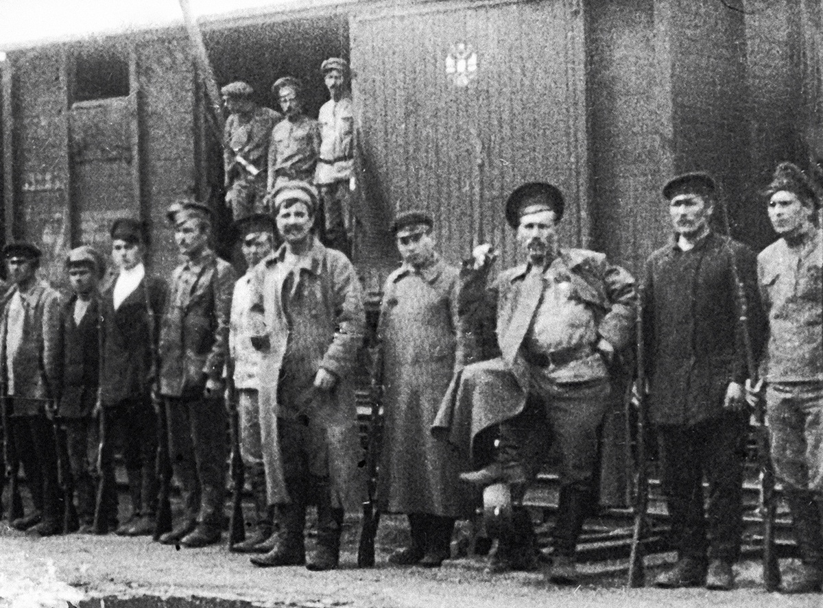 Продотряд перед отправкой в рейд. 1918