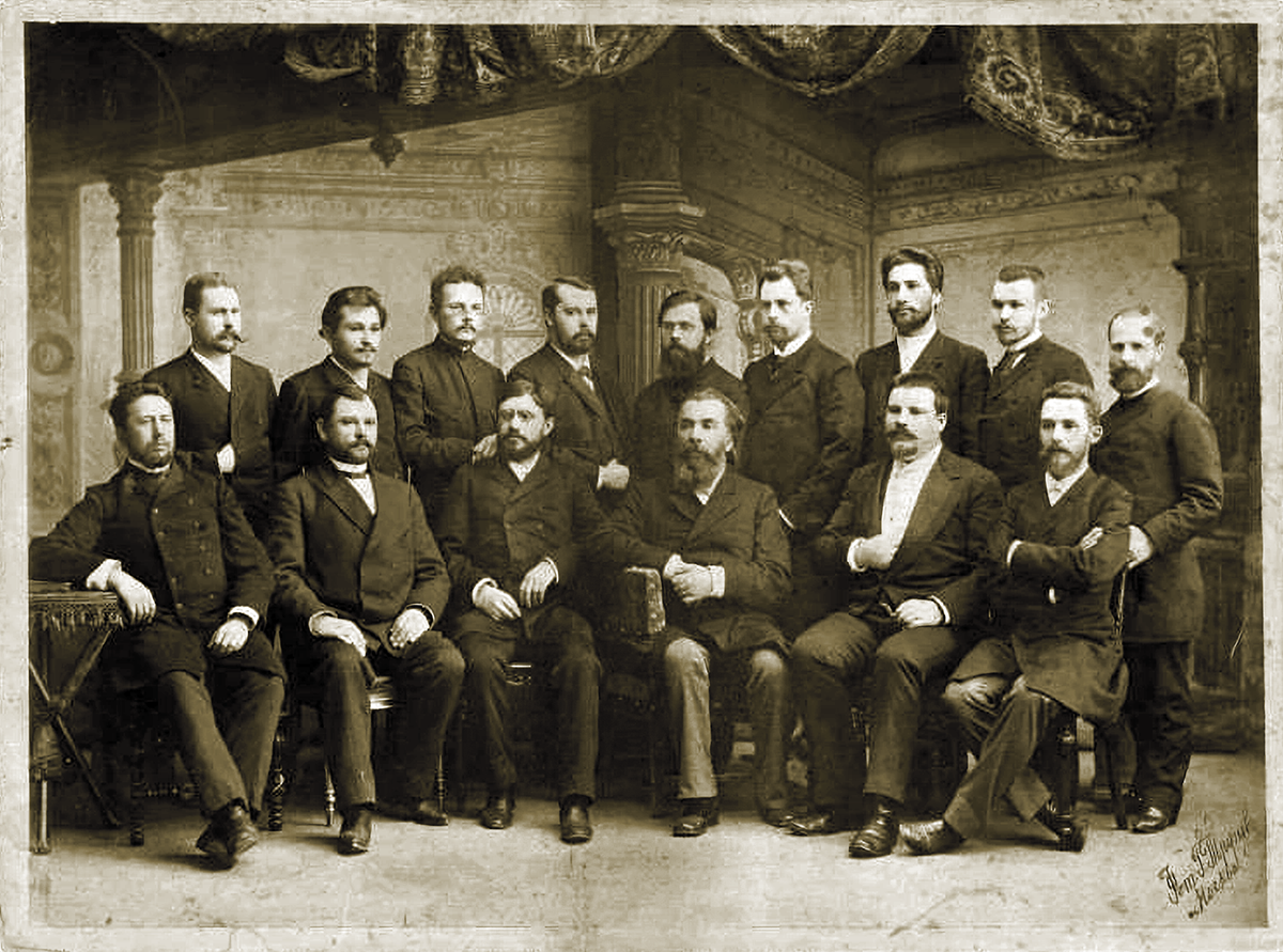 Н.В. Склифосовский с ассистентами клиники. Конец 1890-х