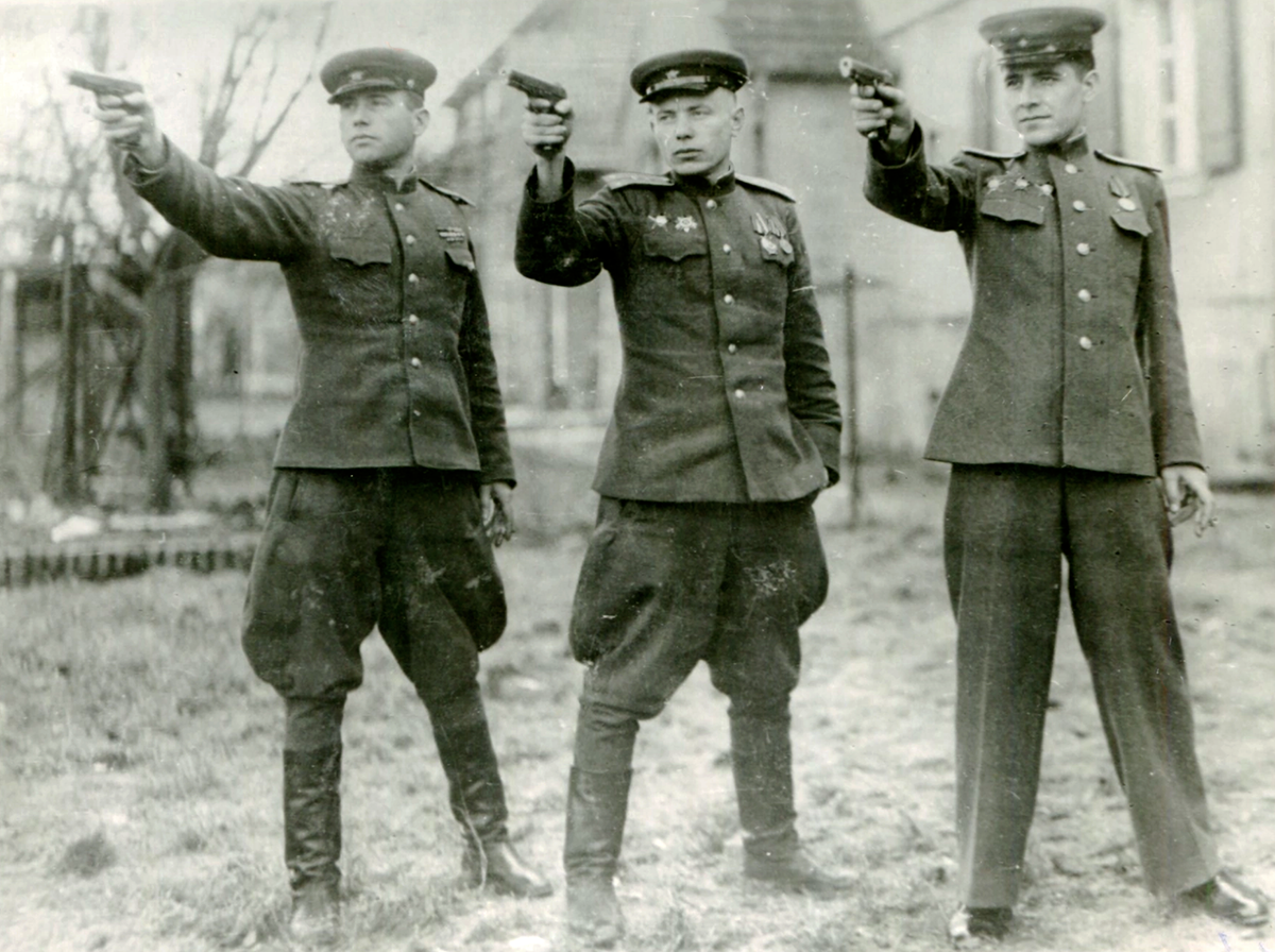 Тренировки по стрельбе из пистолета ТТ. 1945