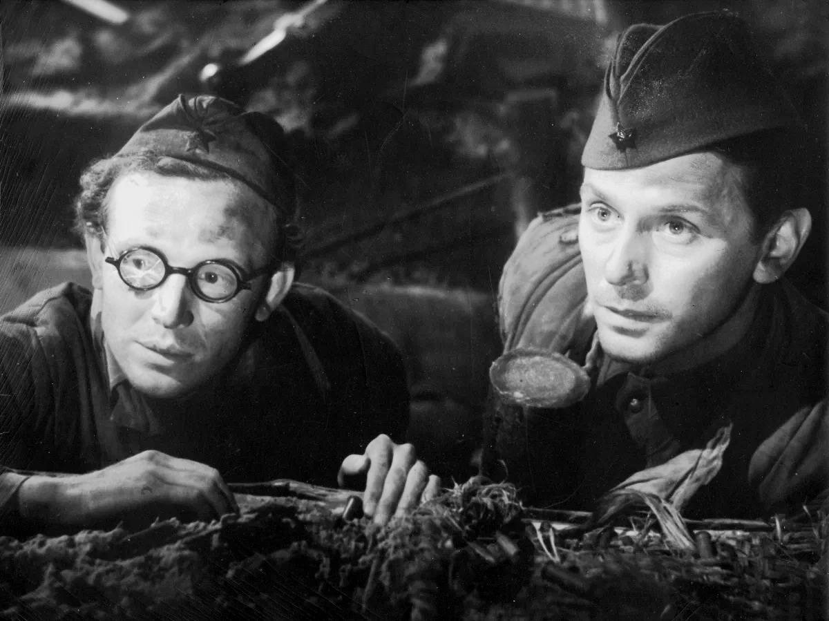 Иннокентий Смоктуновский (лейтенант Фарбер) и Всеволод Сафонов (лейтенант Юрий Керженцев) в фильме "Солдаты" ("В окопах Сталинграда")