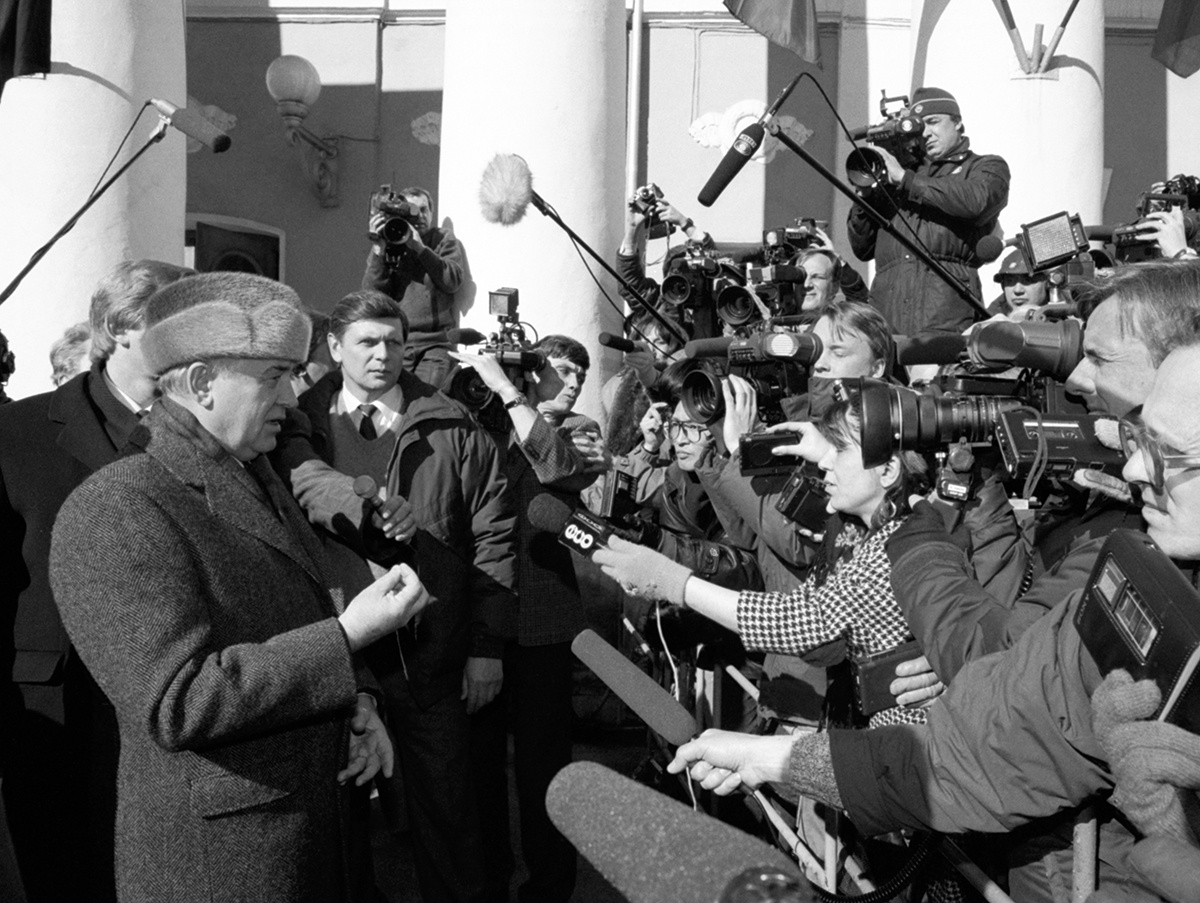 17 марта 1991 года Президент СССР Михаил. Горбачев дает интервью на избирательном участке