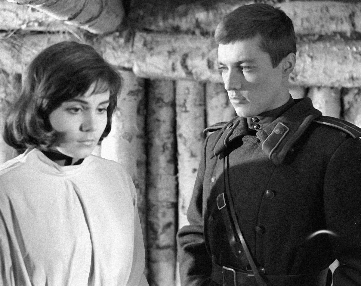 Валентина Малявина и Евгений Жариков в фильме "Иваново детство". 1962