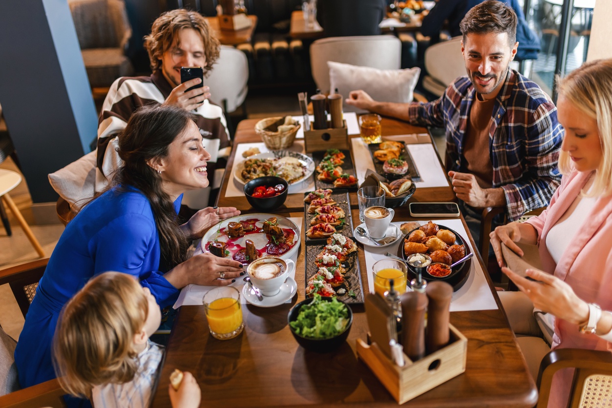 семья за праздничным столом