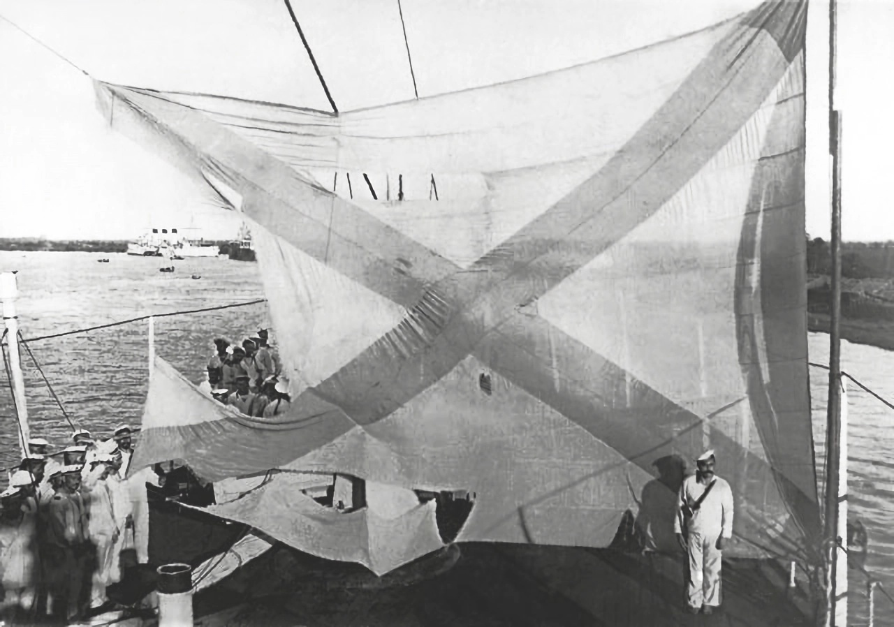 Кормовой флаг крейсера "Аврора" после Цусимского сражения. 1905