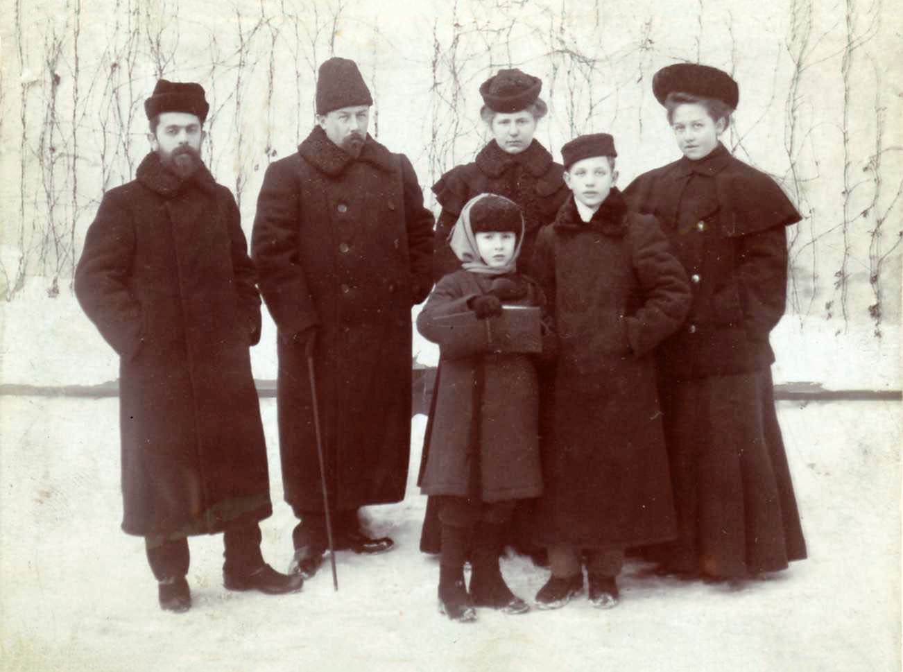 Профессор Владимир Михайлович Чаплин (второй слева) с семьей и учеником Костей Мельниковым (второй справа). 1904