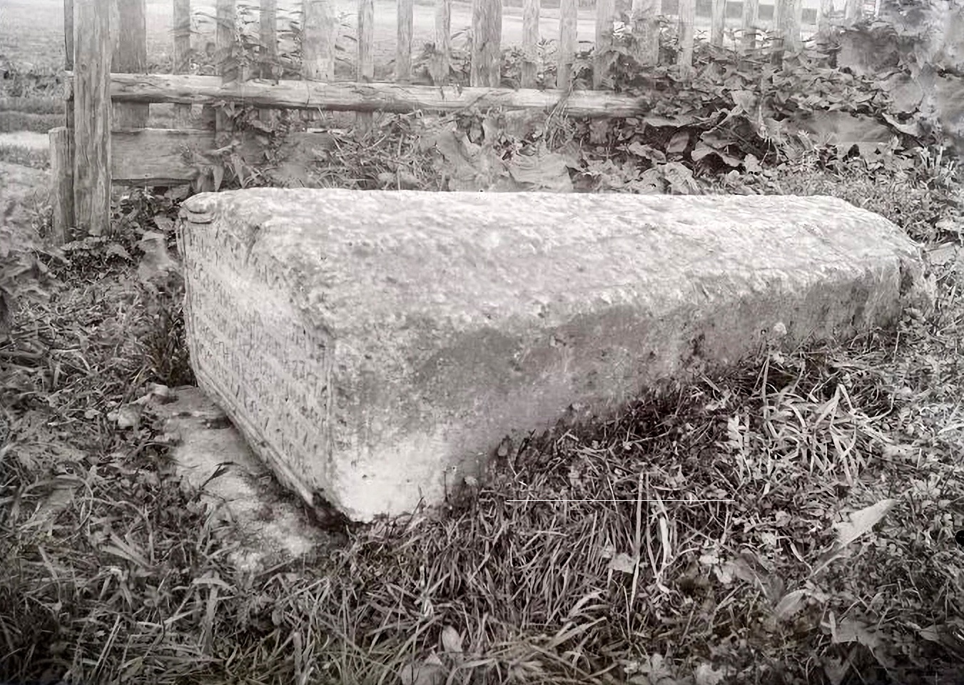 Надгробие Михаила Алексеевича Голицына ("Квасника"). Село Братовщина. 1930