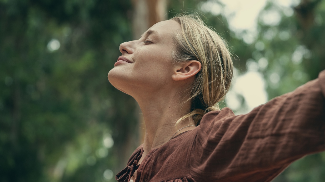 девушка зарядкку делает