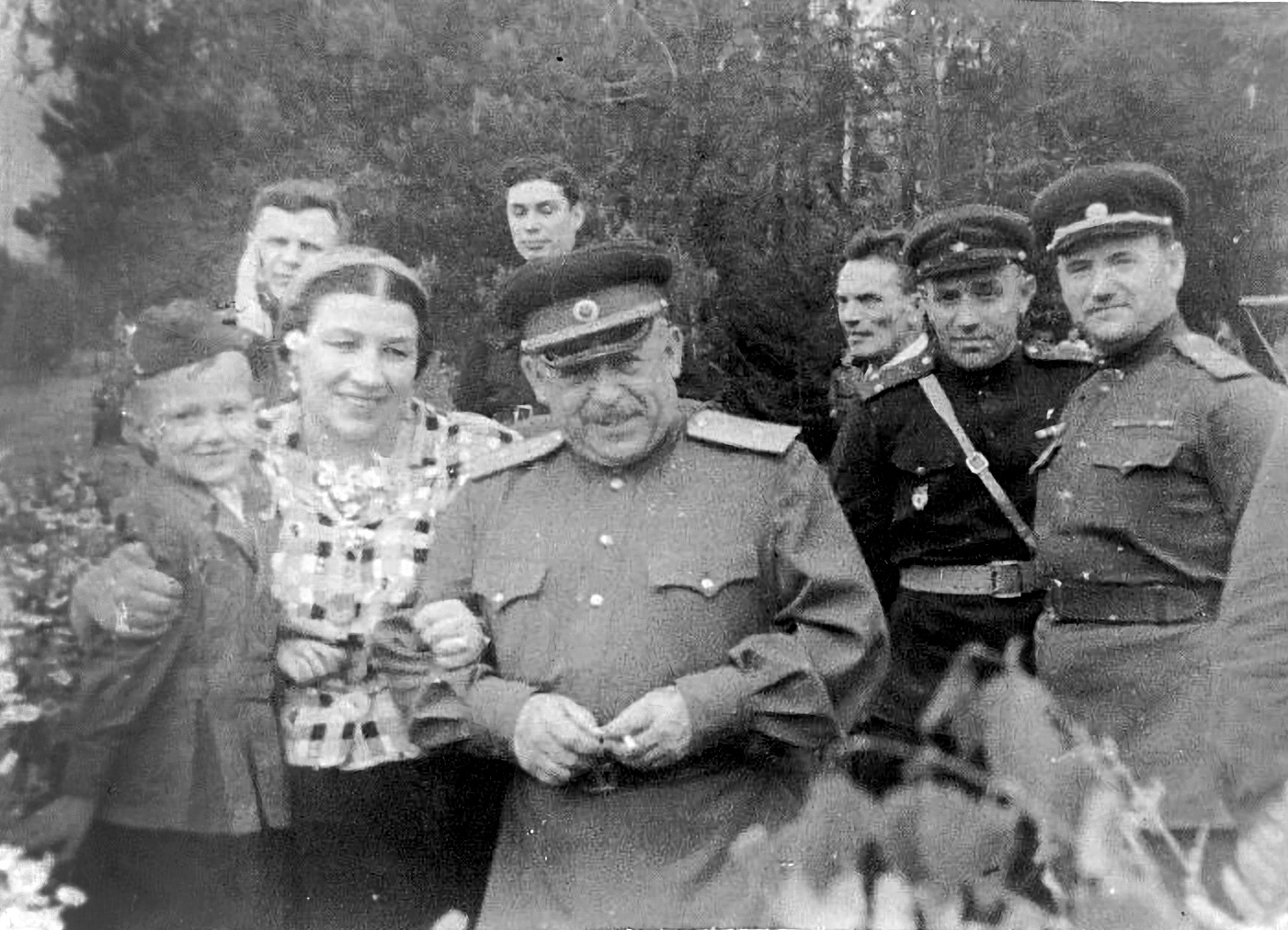 Генерал Крюков, Лидия Русланова и дочь генерал Крюкова. 1945