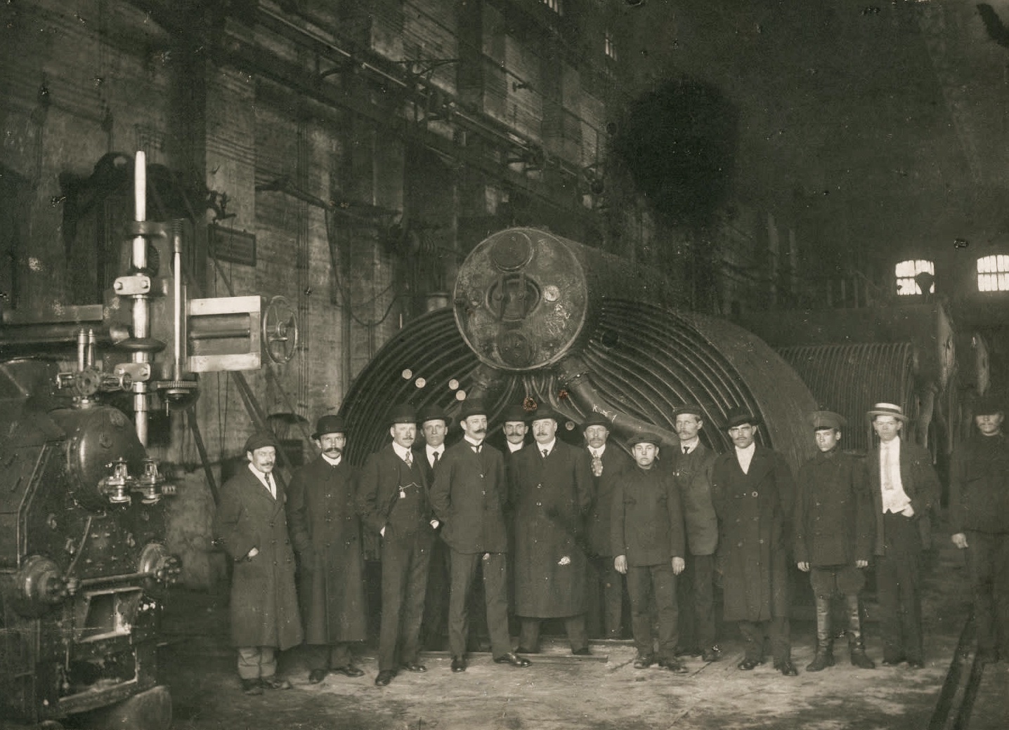 Судостроительная верфь акционерного общества Путиловских заводов. Рабочие и инженеры котельной мастерской. 1910-е