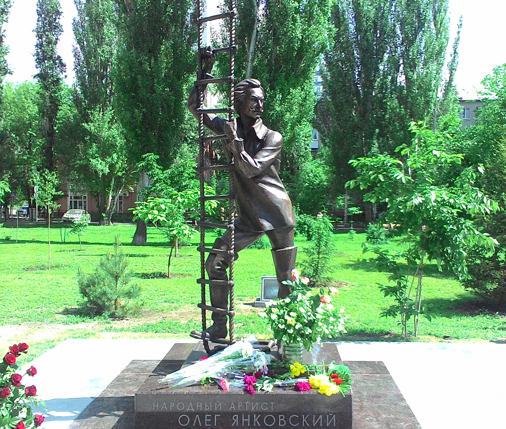 памятник Олегу Янковскогому в Саратове