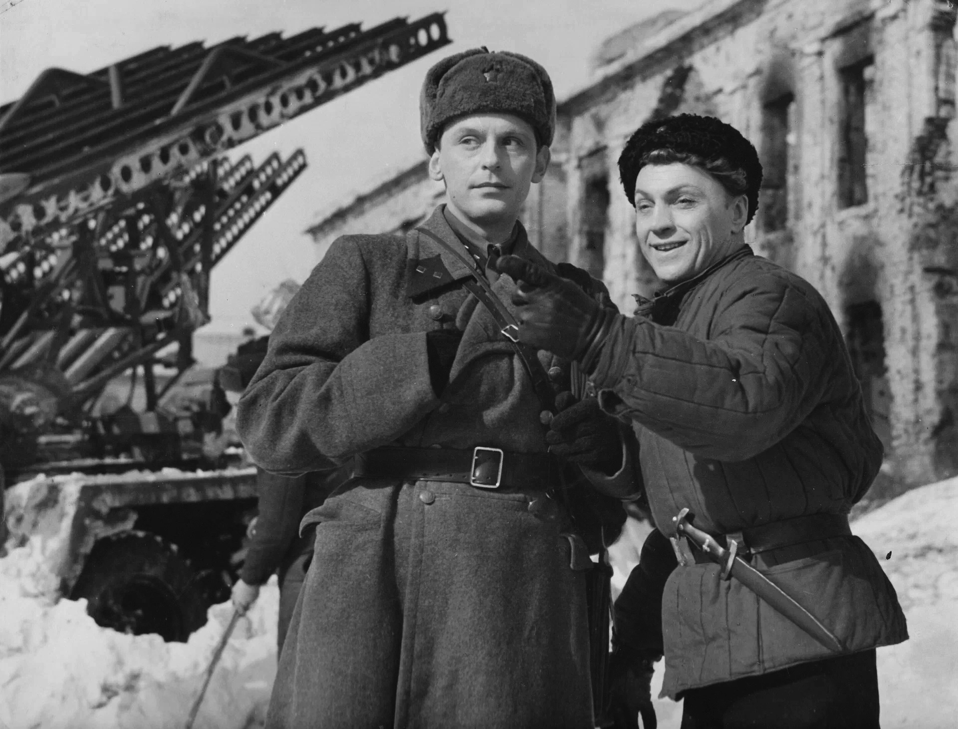 Всеволод Сафонов (лейтенант Юрий Керженцев) и Леонид Кмит (старшина Чумак, командир разведки) в фильме "Солдаты" ("В окопах Сталинграда")