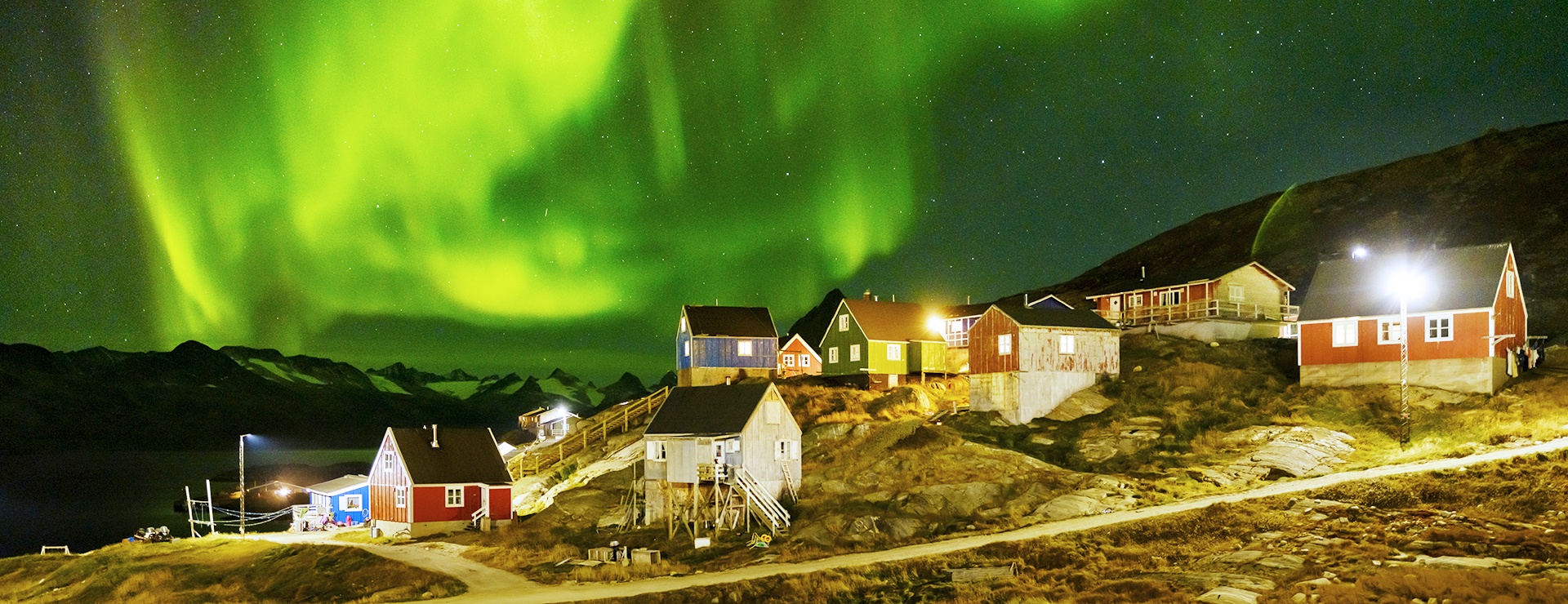 Северное сияние над гренландской деревней