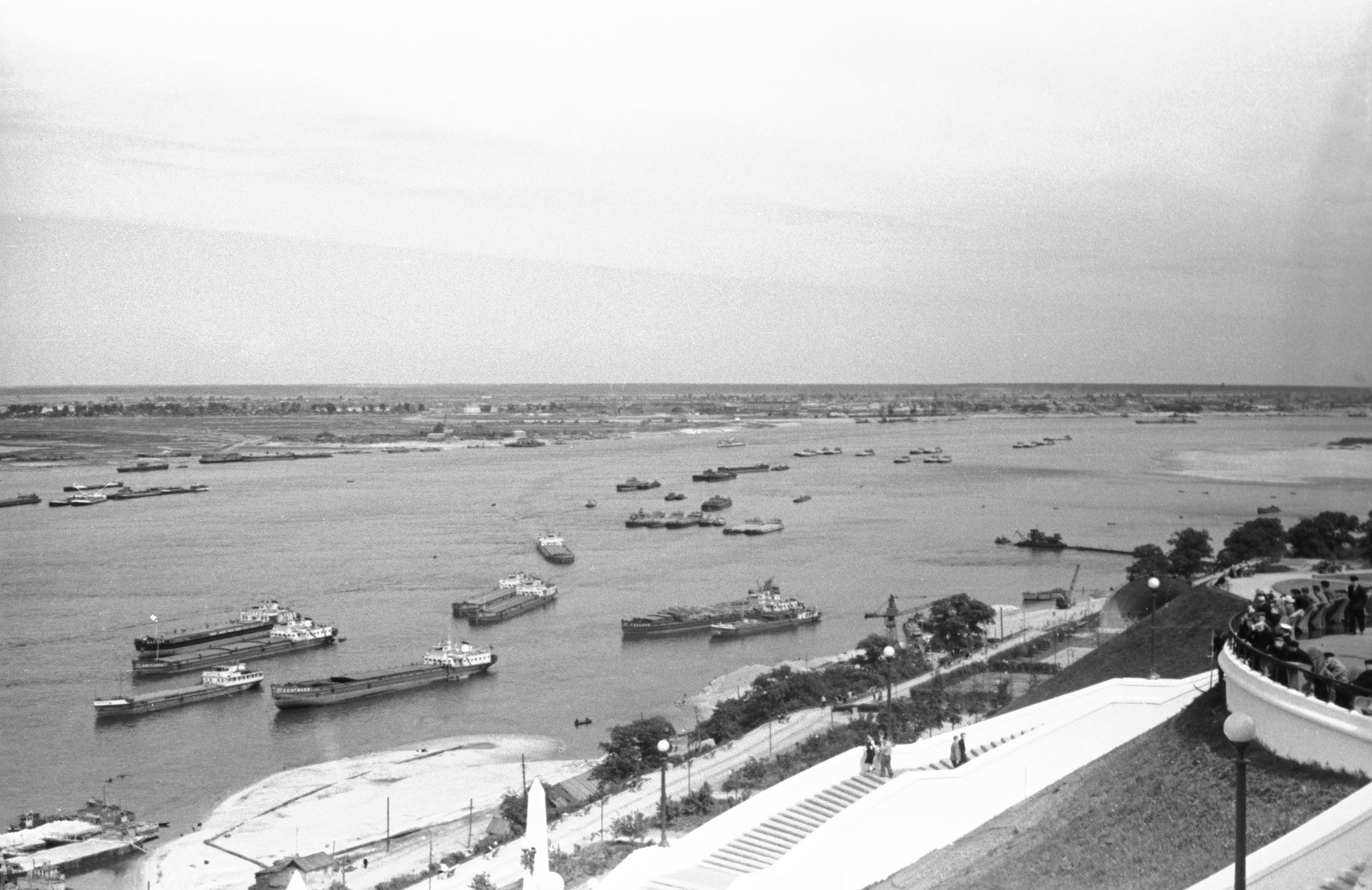 Вид на Волгу с Верхне-Волжской набережной в городе Горьком. 1964