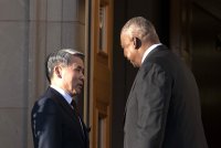 Министр обороны Южной Кореи Ли Чжон Соп с коллегой из США Ллойдом Остином во время визита в Пентагон в ноябре 2022 года.