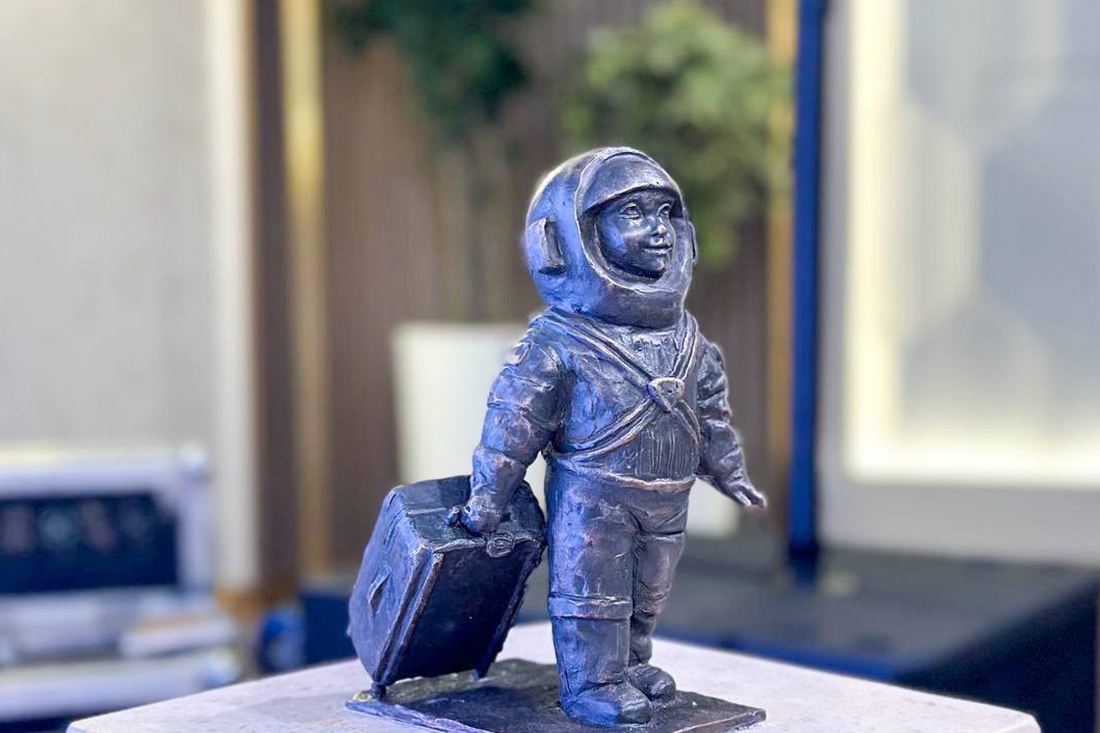 Скульптура космонавта в Калуге