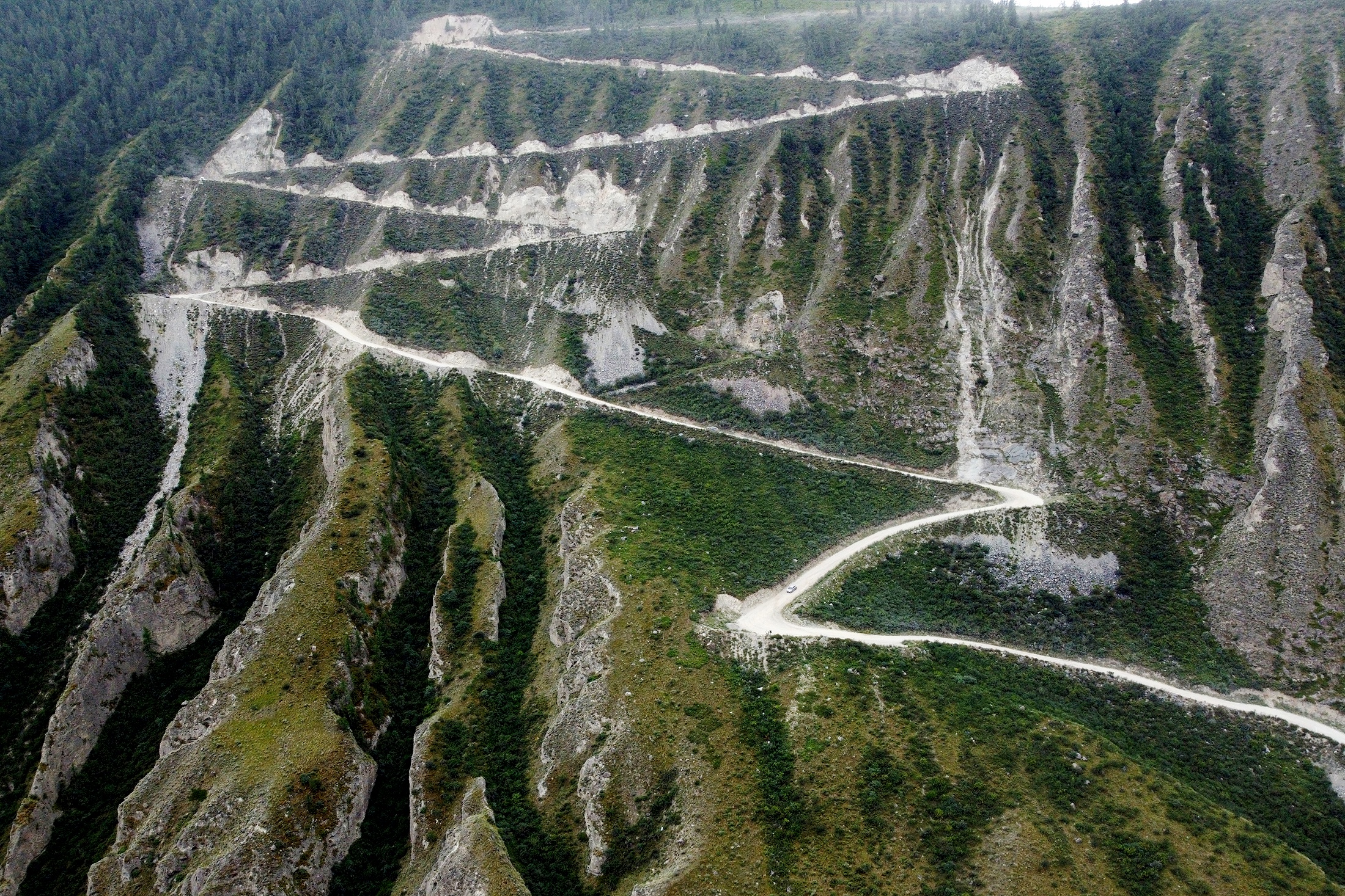 Зигзагообразная дорога в горах
