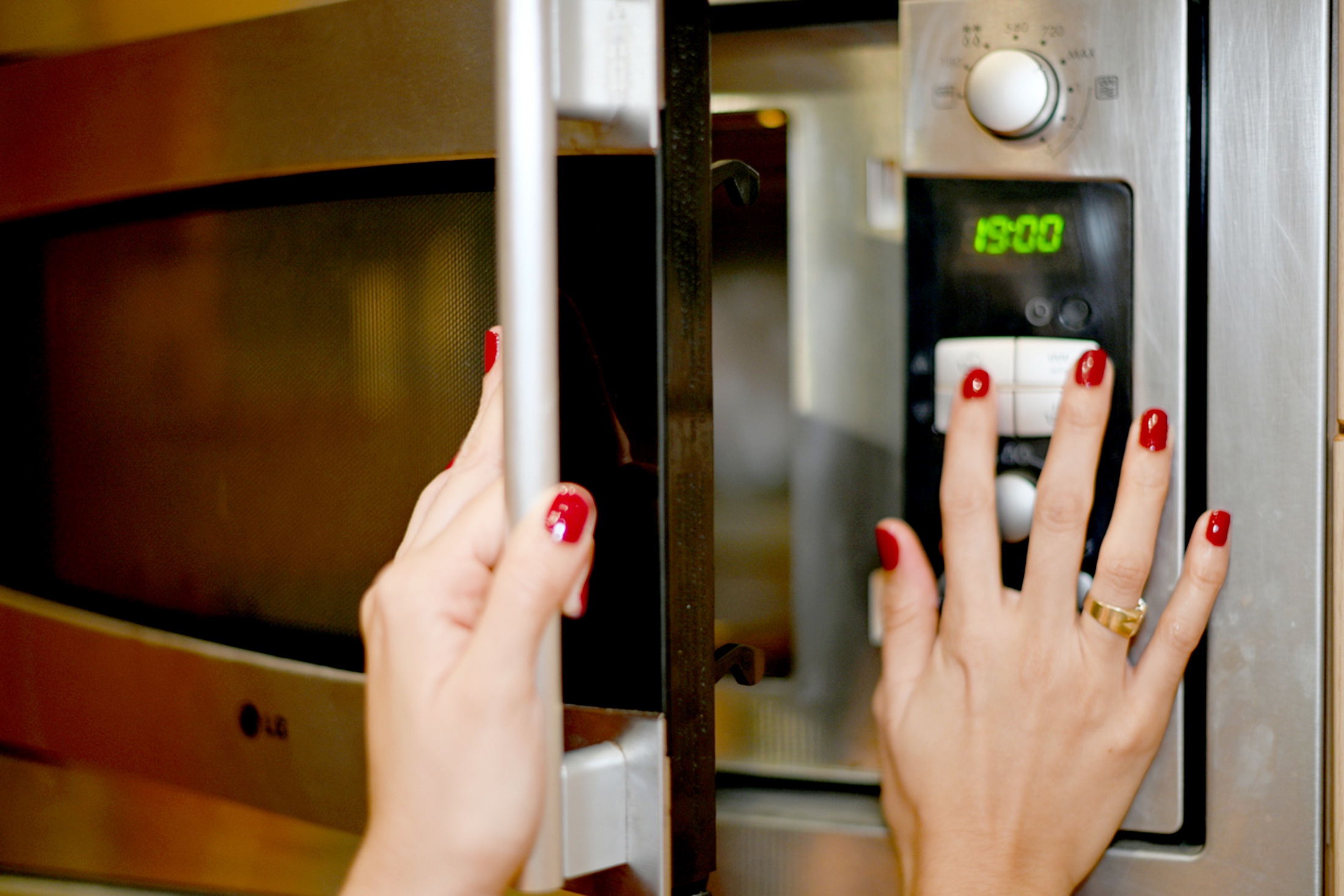 микровлновая печь руки