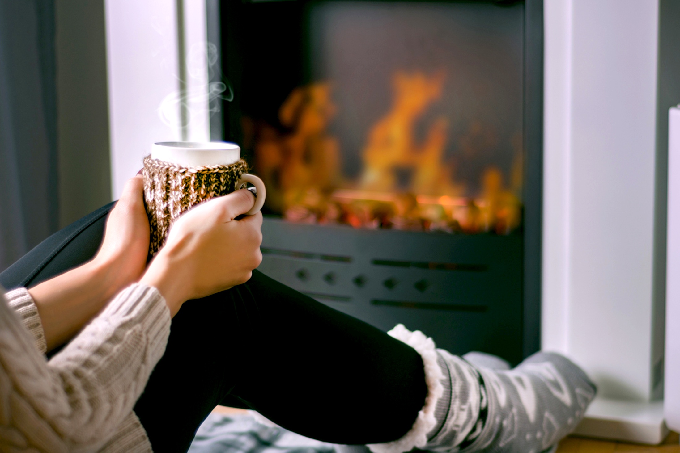 холод  девушка греется напитком