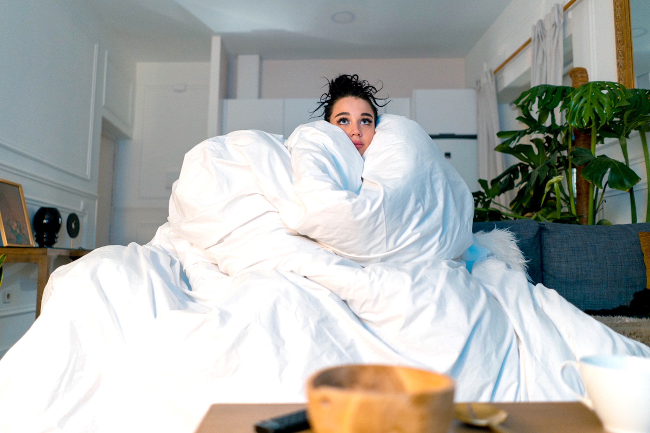 холод девушка греется