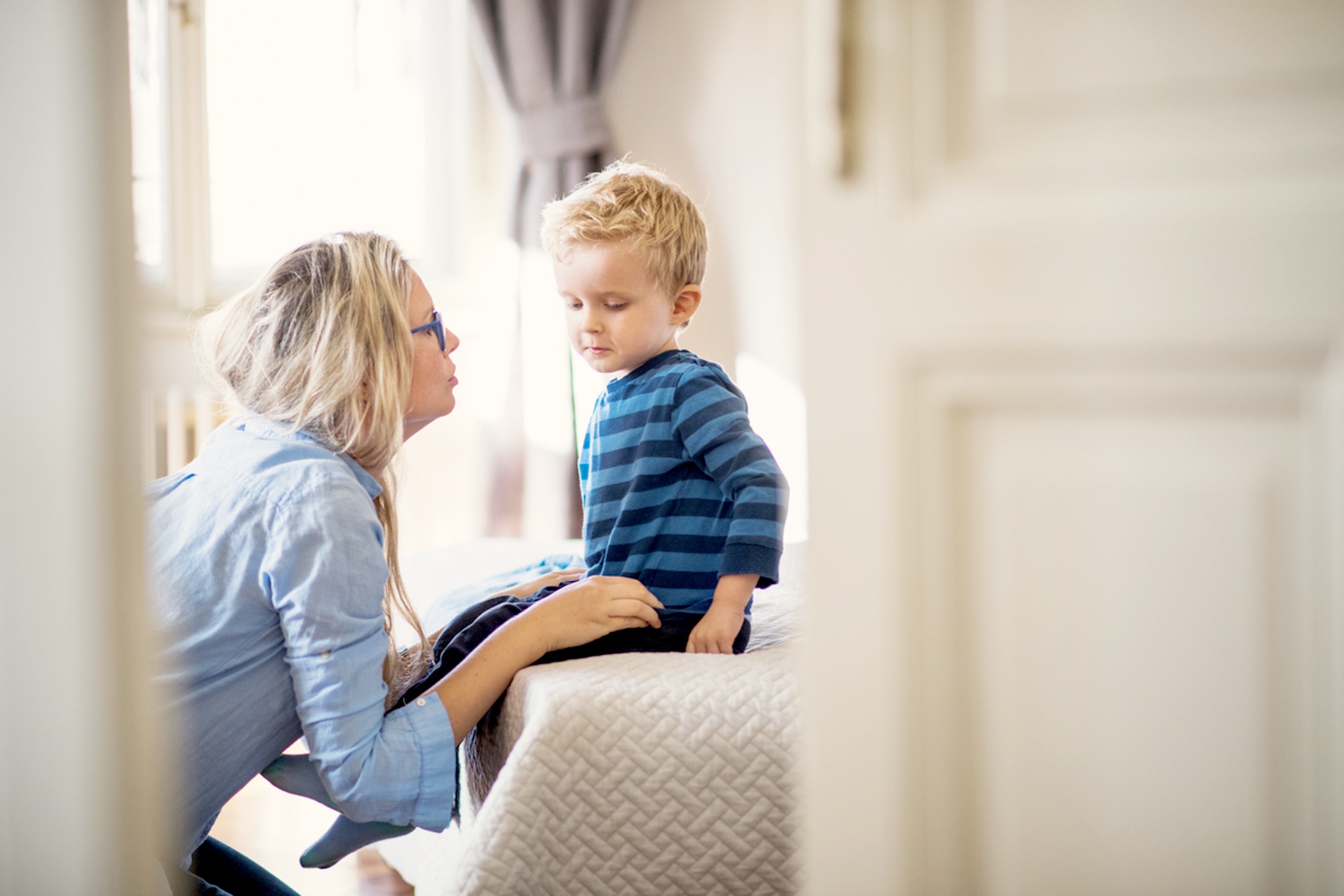 мать разговаривает с ребенком