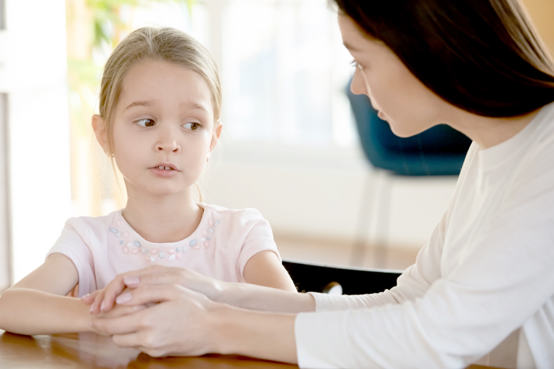 Разговор мамы с ребенком за столом