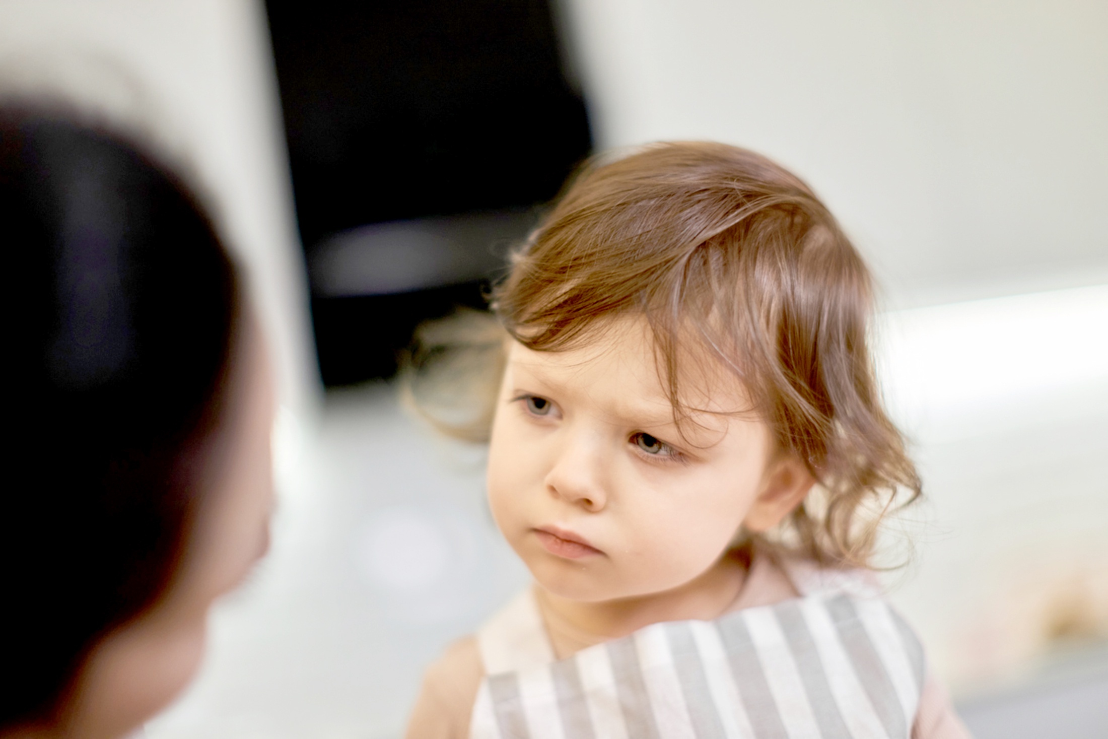 ребенок слушает маму