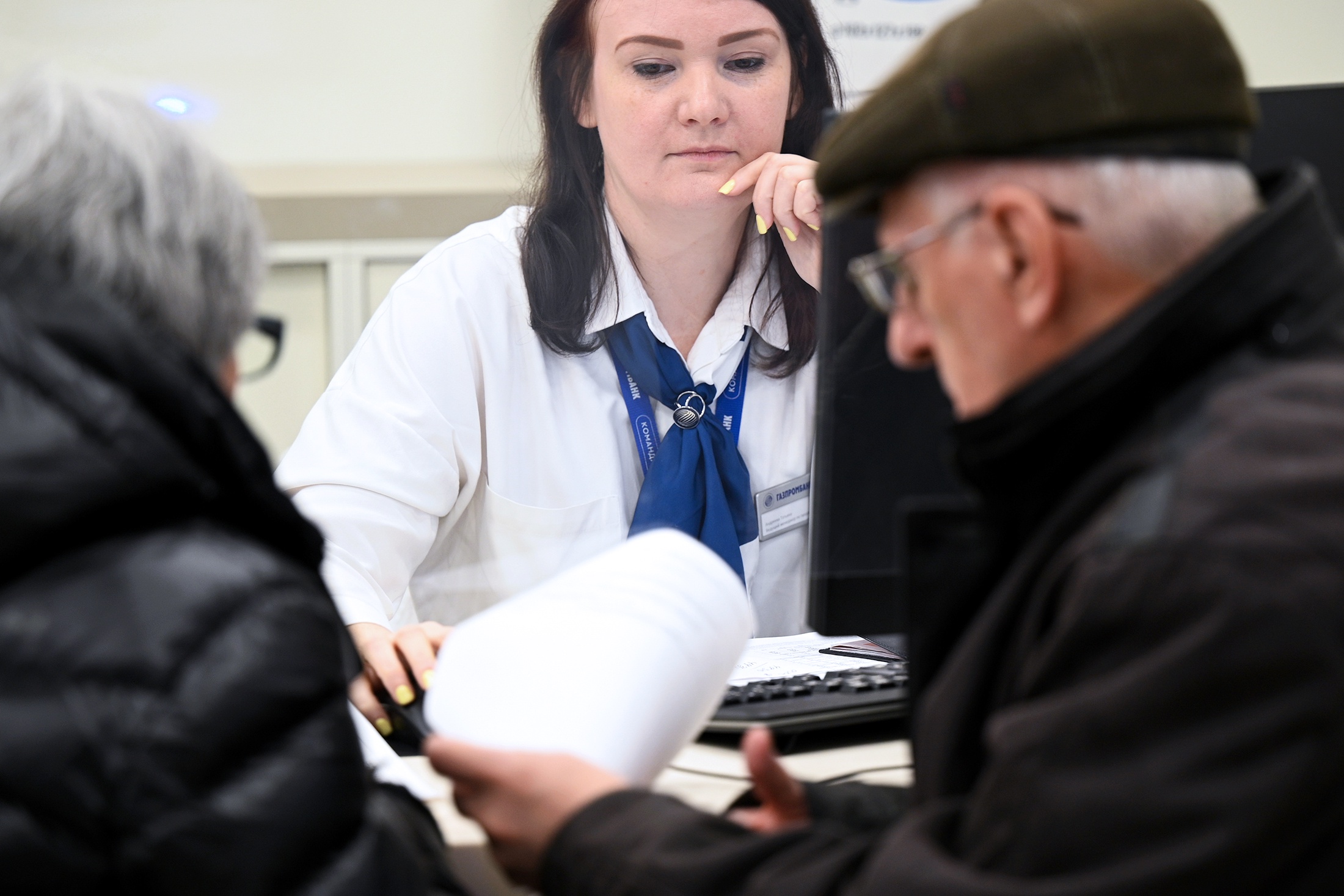 Сотрудница банка ведет прием посетителей