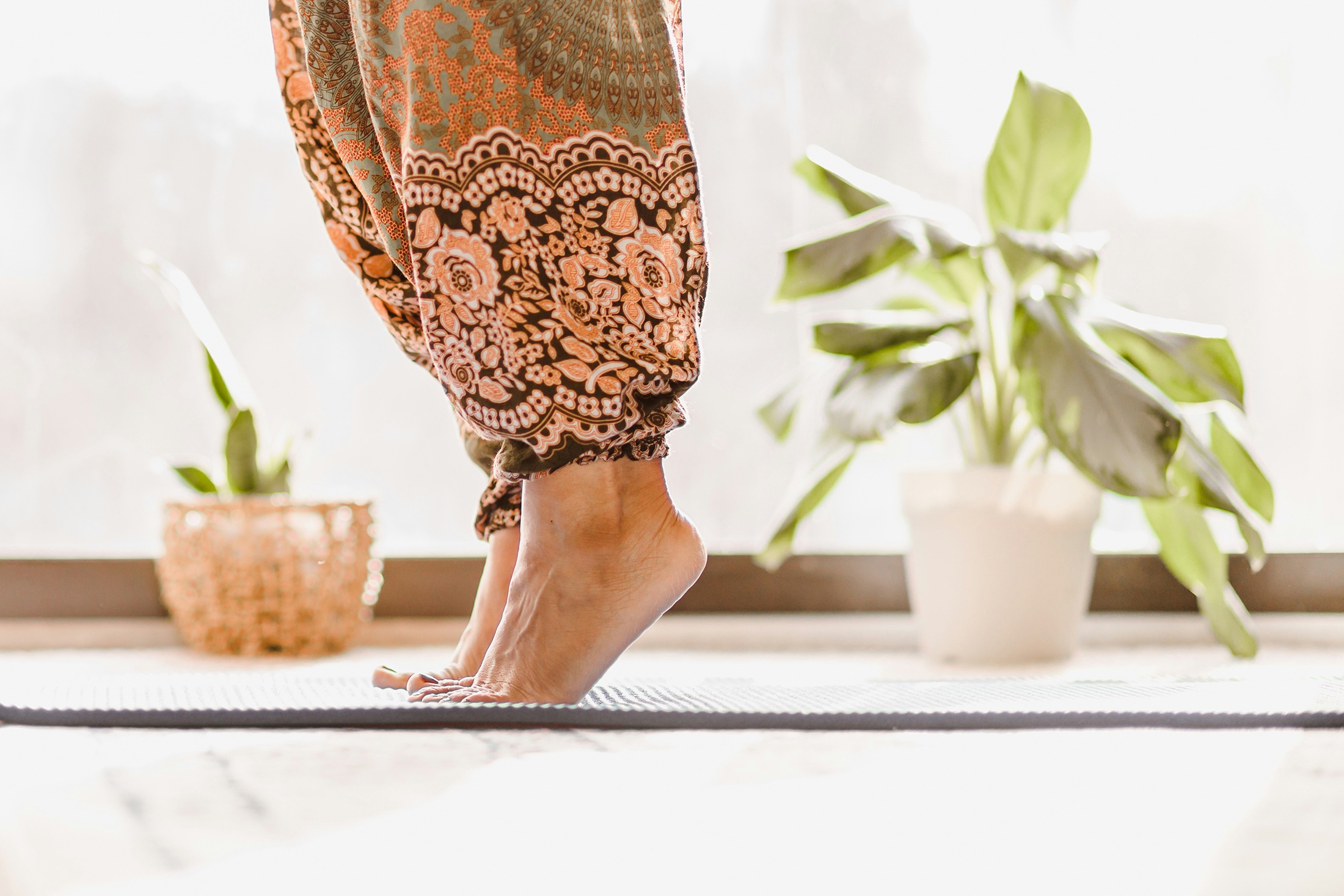 ноги на коврик на полу