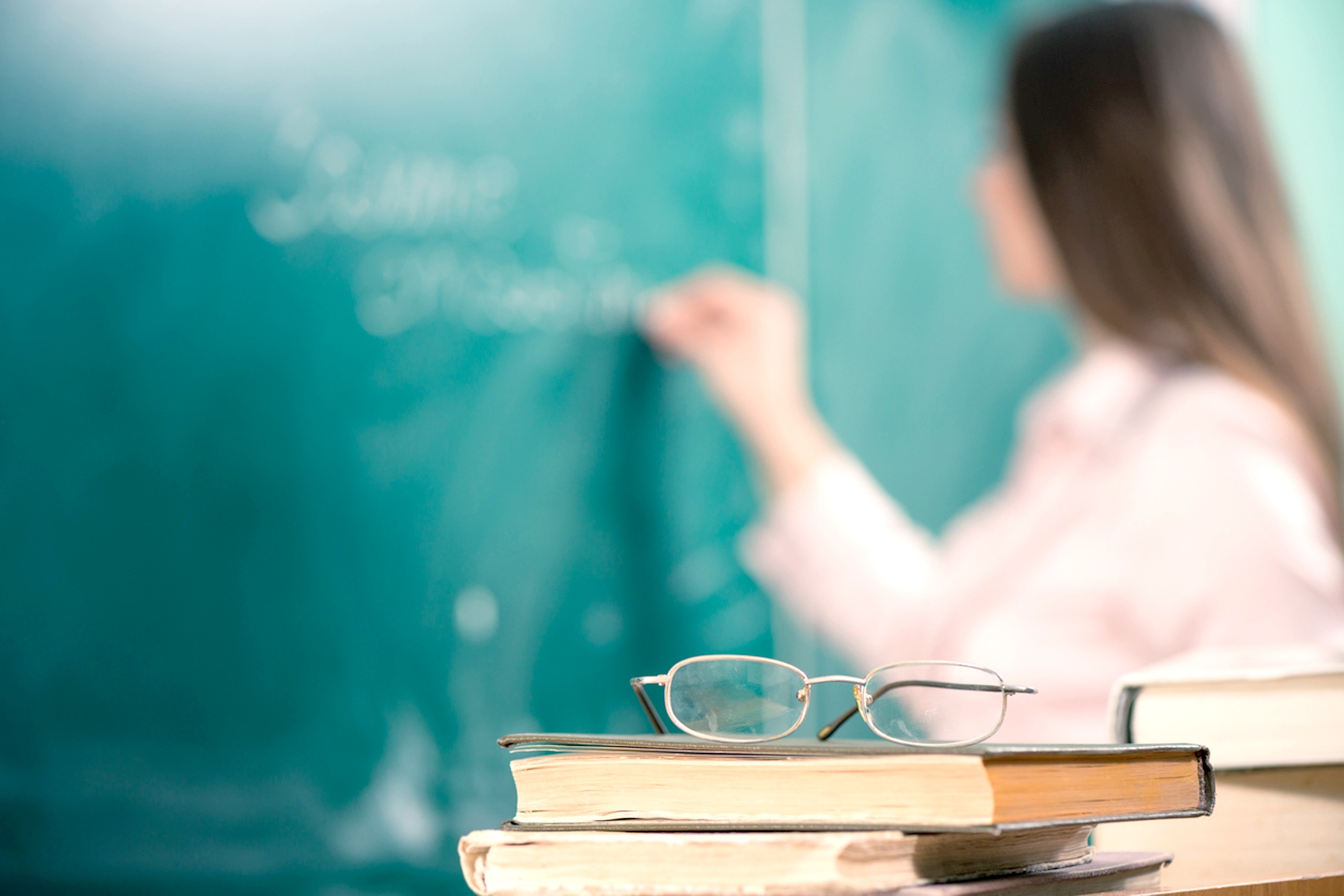 девушка у доски