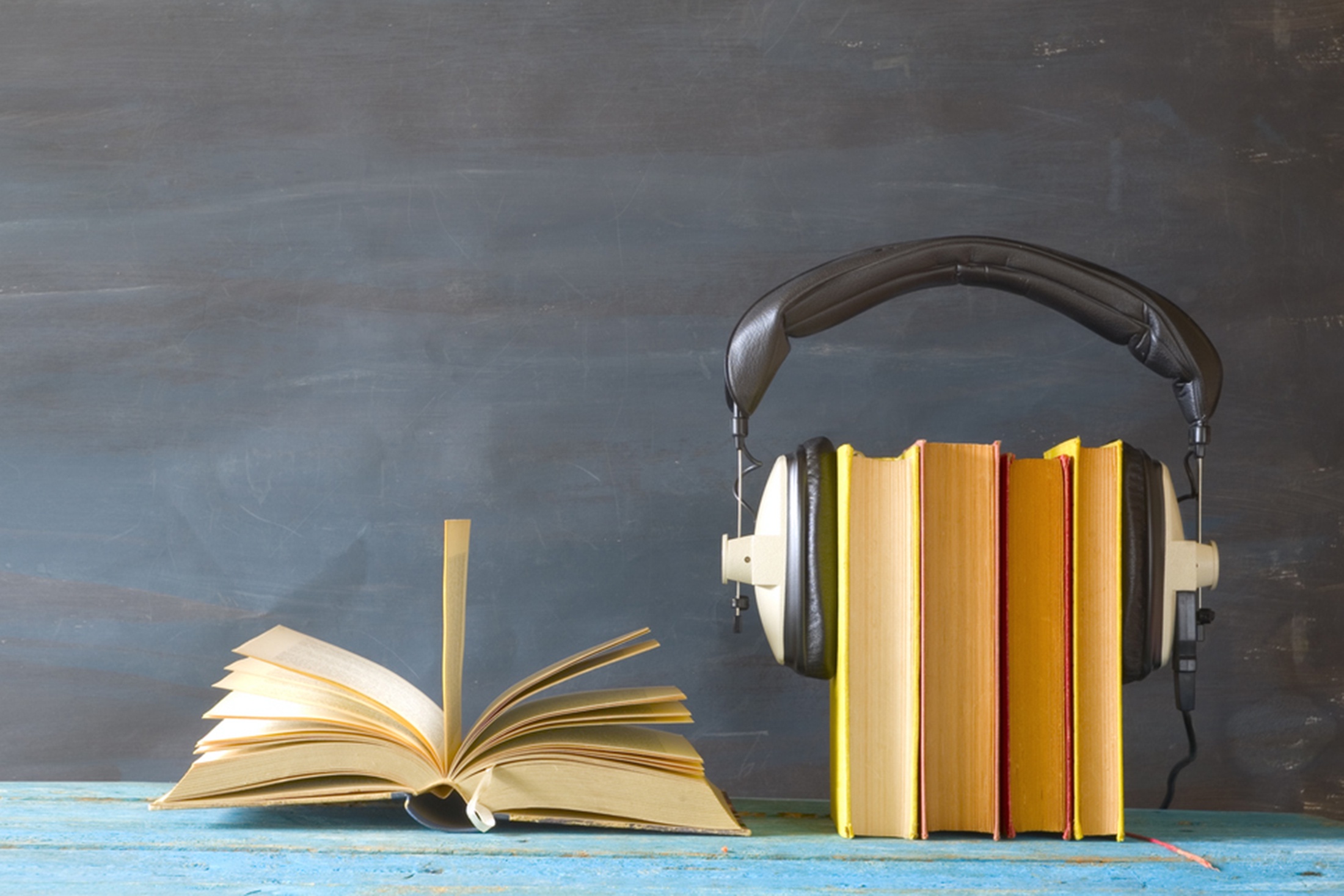 Одна открытая книга и четыре зажаты в наушниках