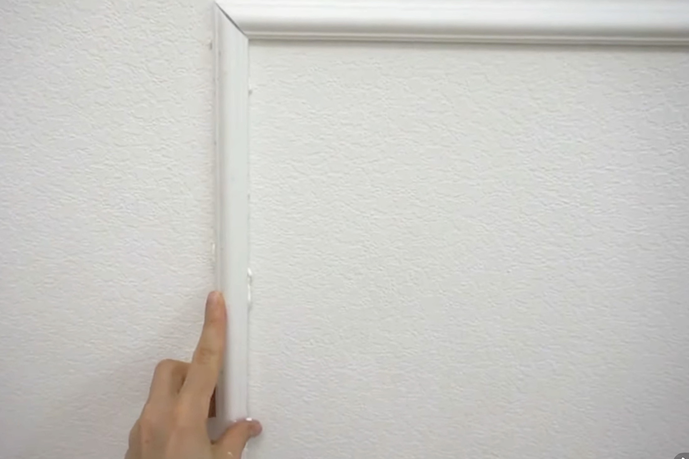 молдинг в интерьере стен процесс приклеивания