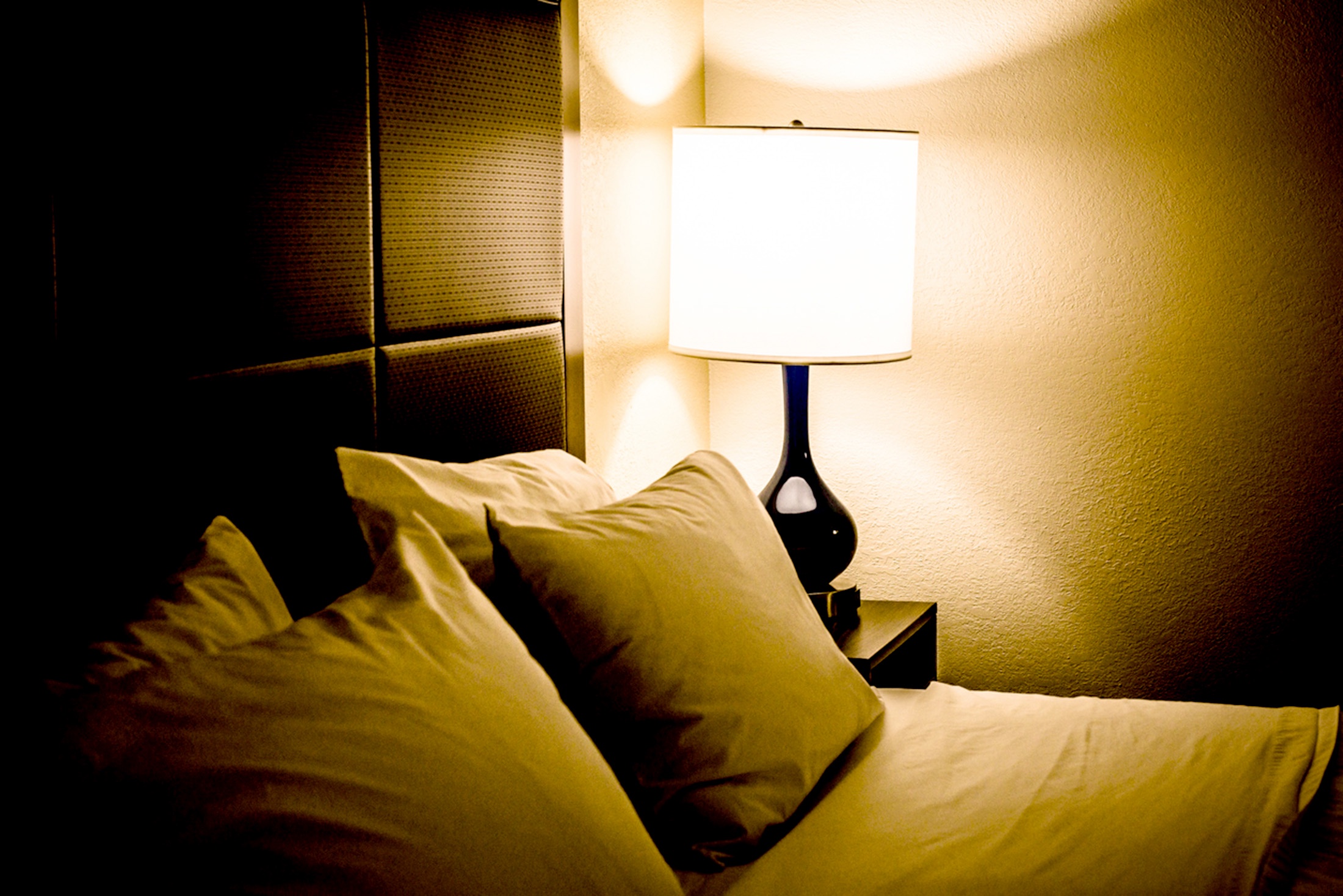 спальня кровать и свет от лампы