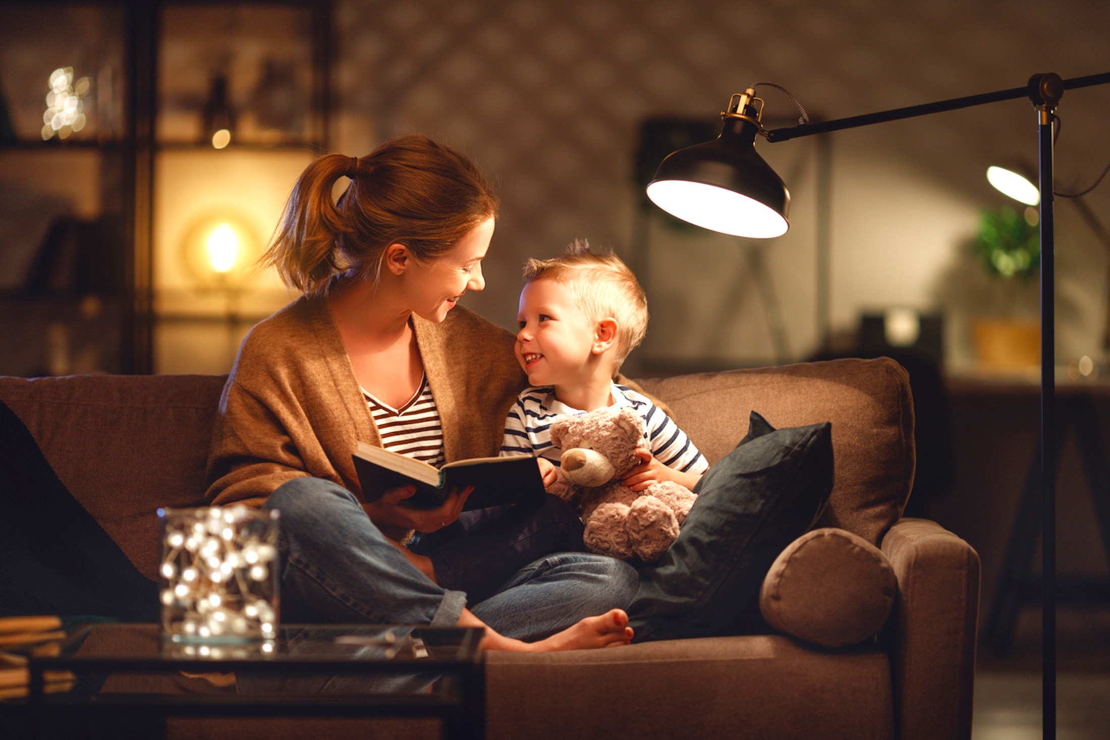 гостиная мама и ребенок на кровати