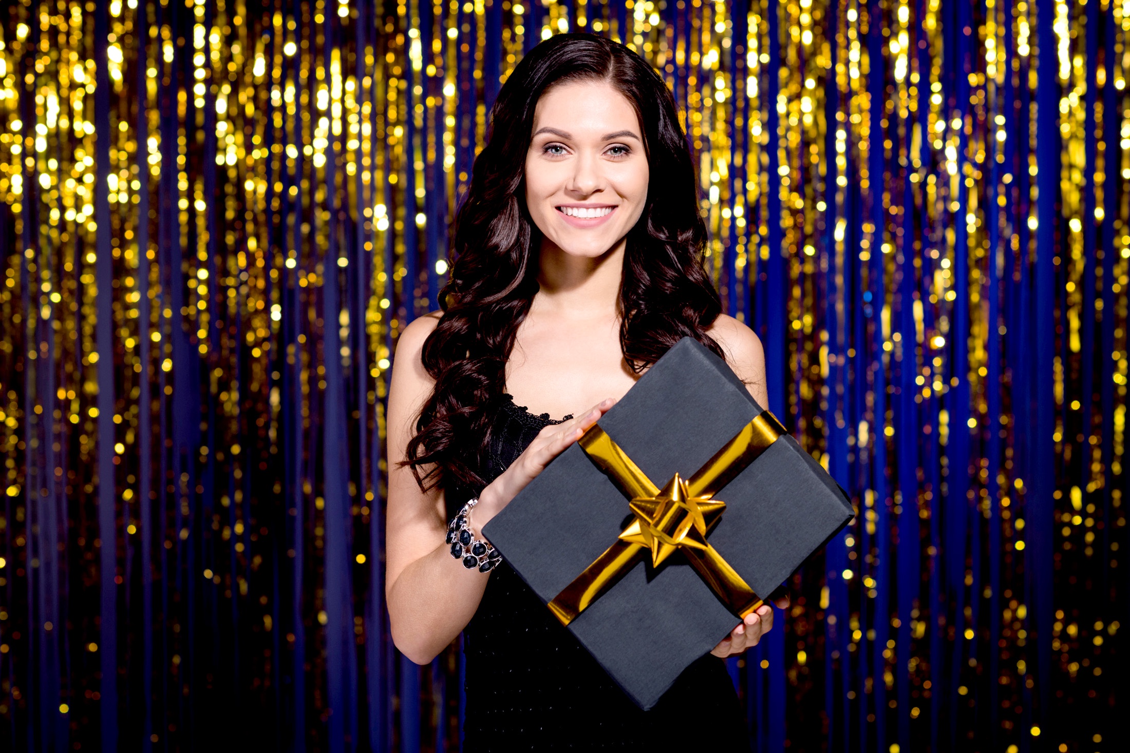 женщина с подарком