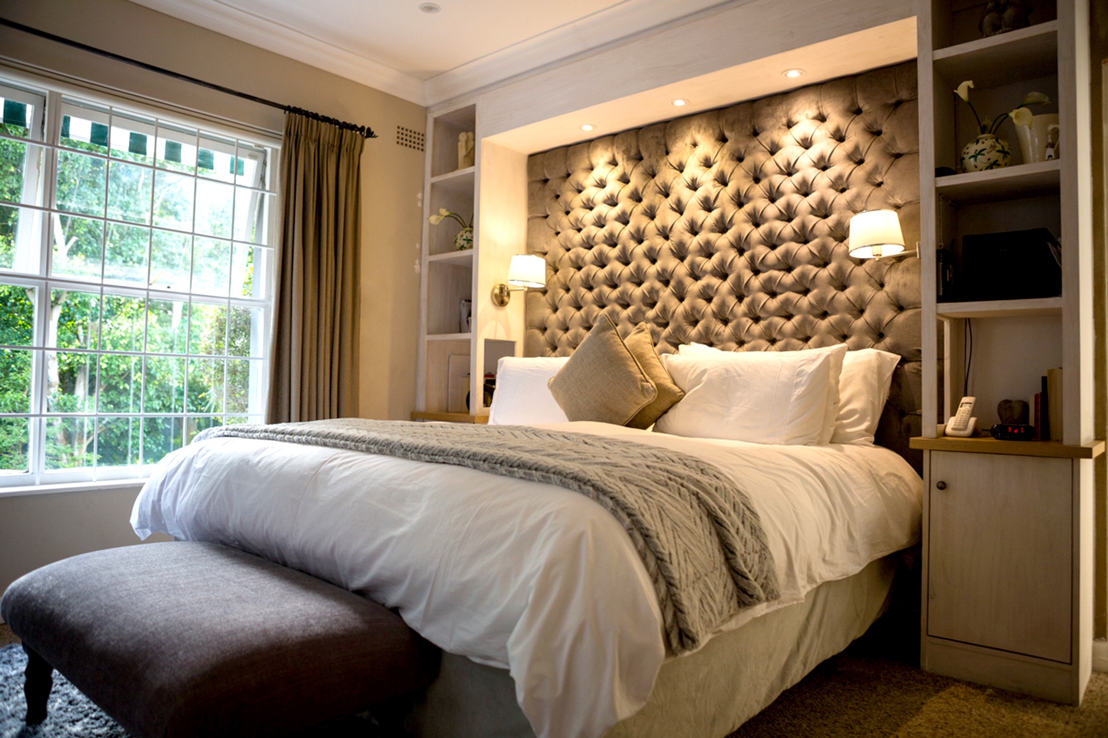 спальня кровать и свет