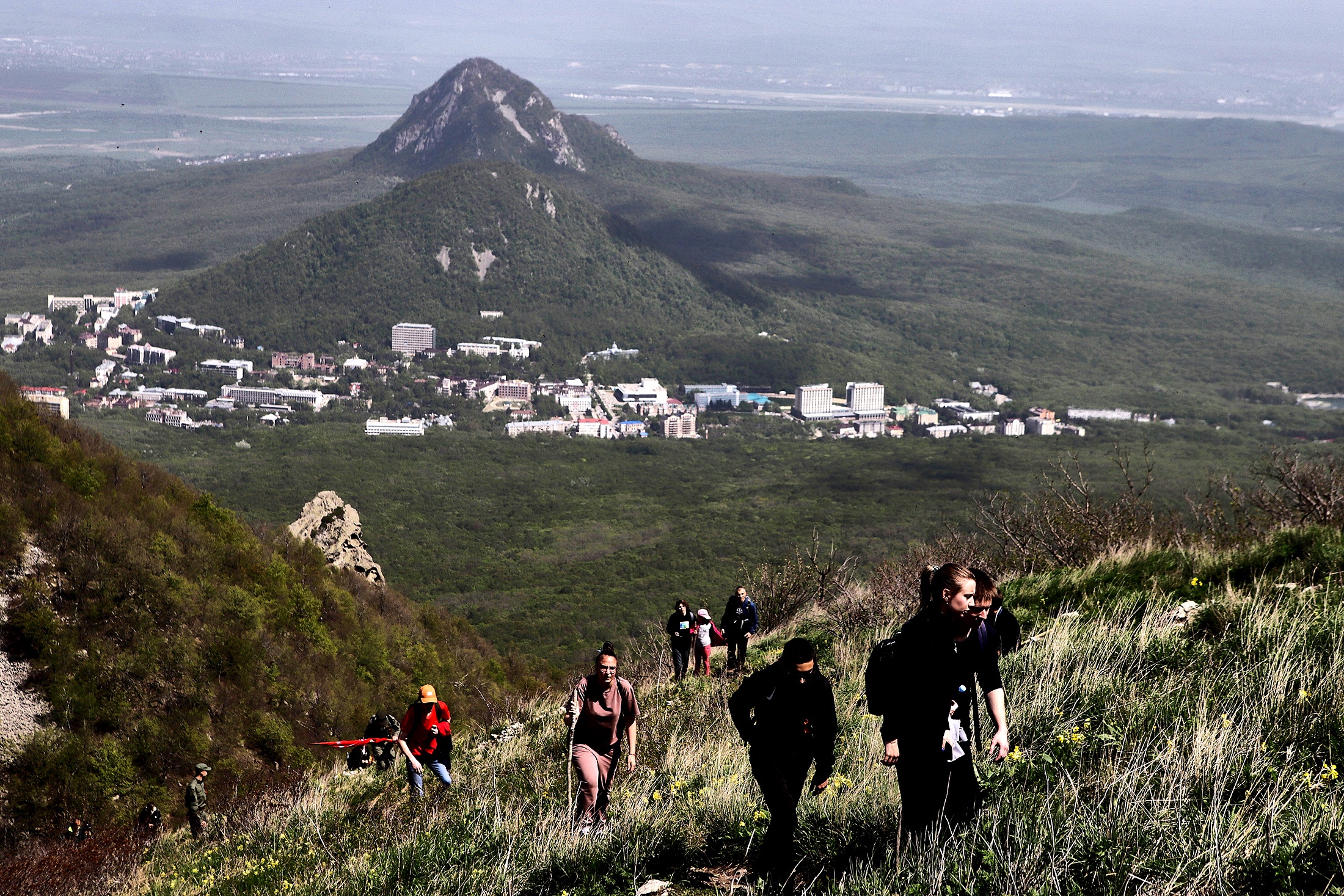 туристы поднимаются на гору возле Железноводска
