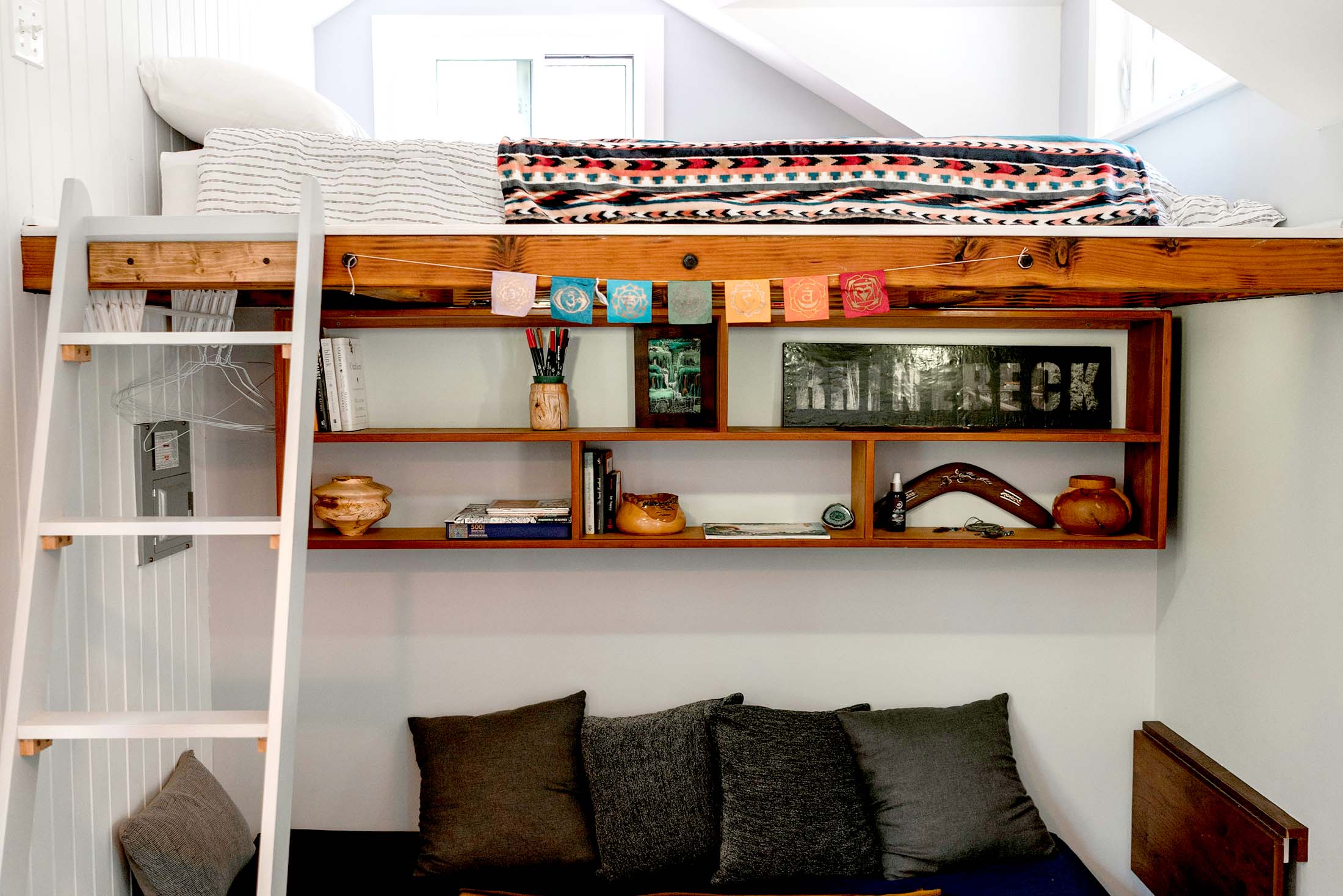 двухъярусная кровать в детской комнате