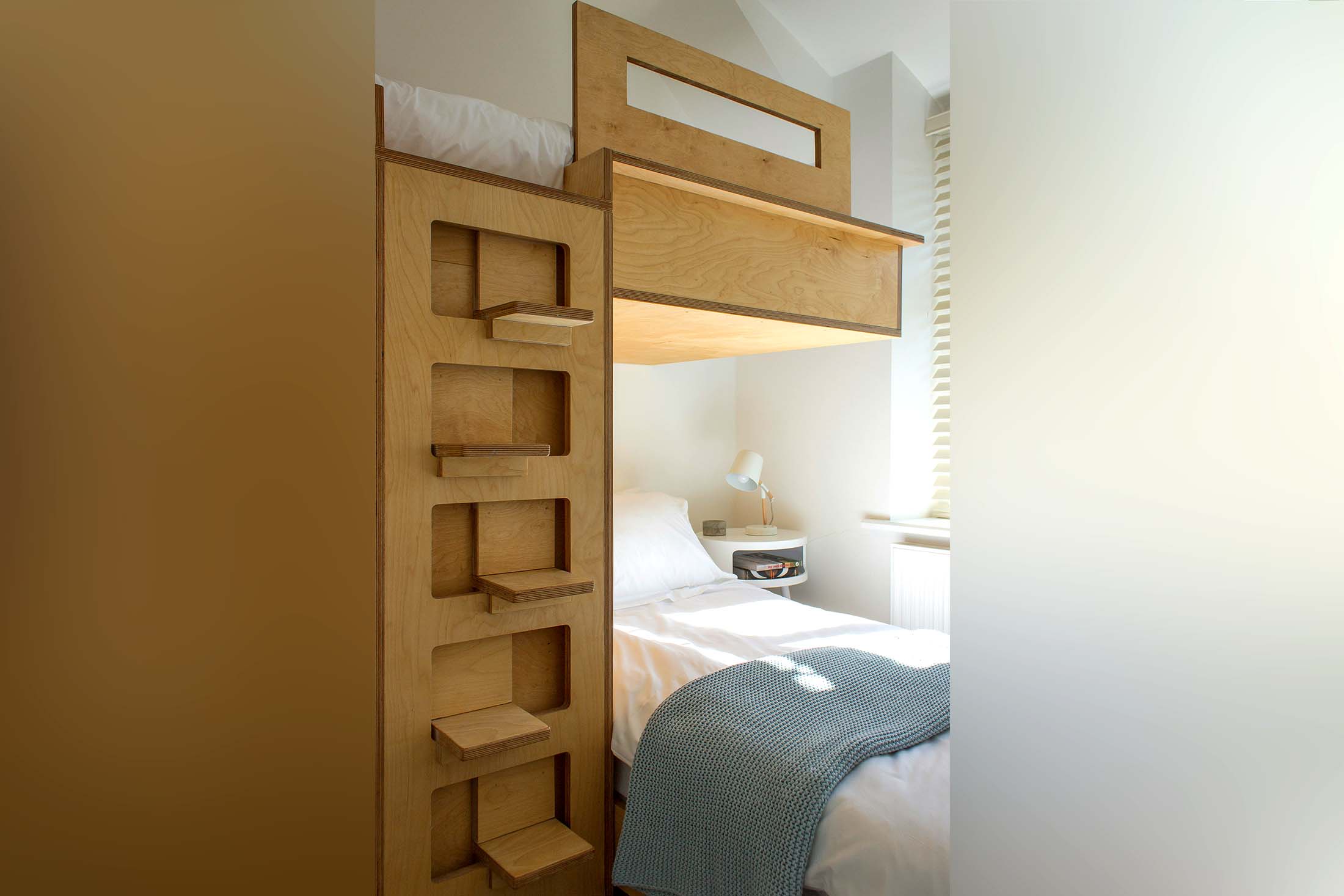 двухъярусная кровать в детской комнате