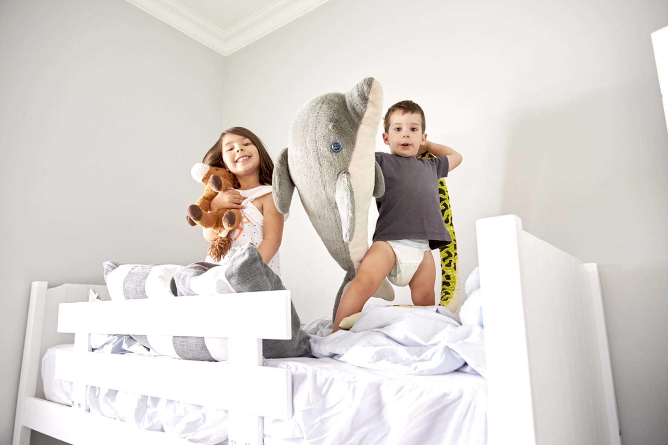 двухъярусная кровать в детской комнате с детьми