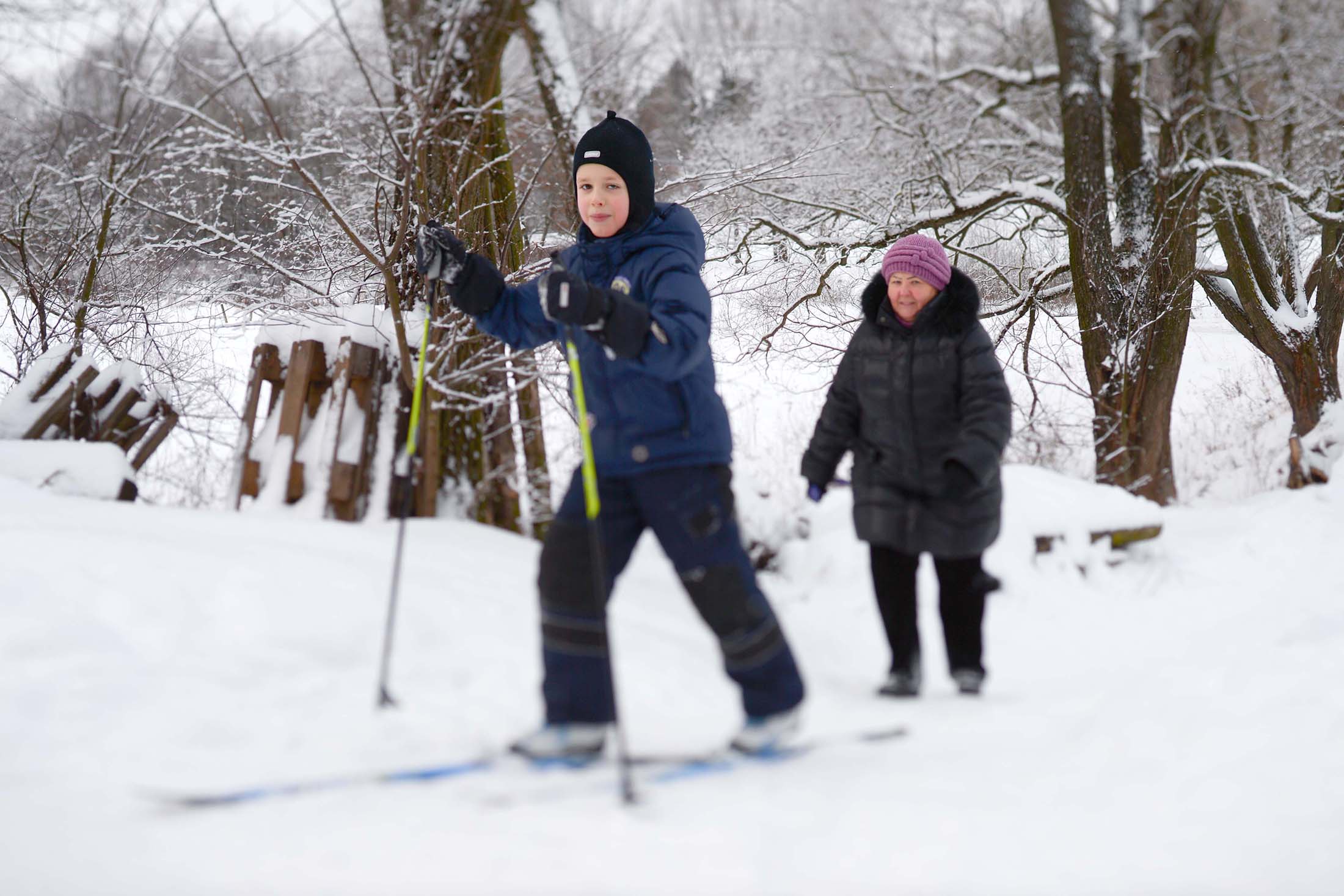 на прогулке зимой ребенок и бабушка