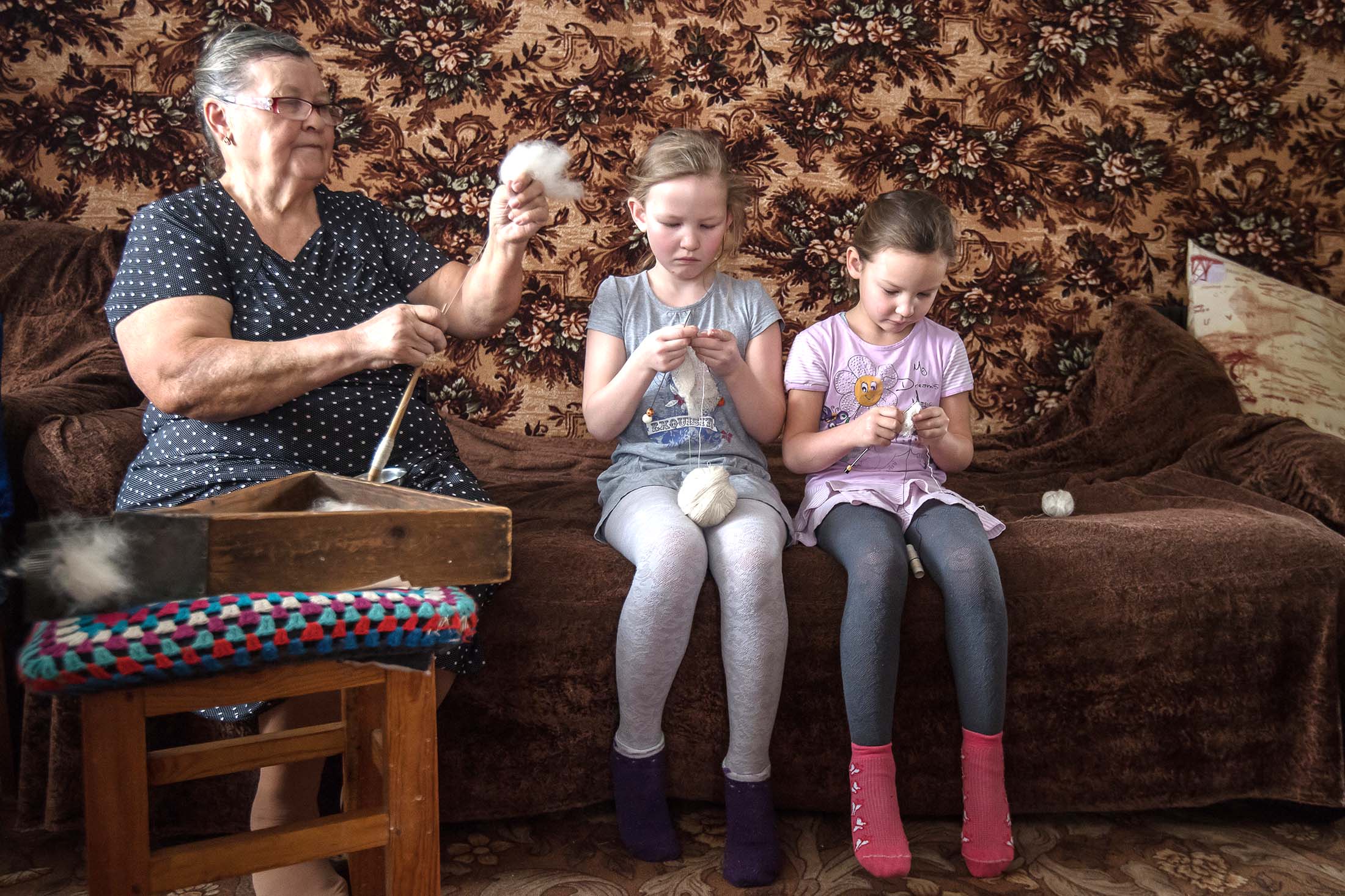 бабушка с внучками обучает их