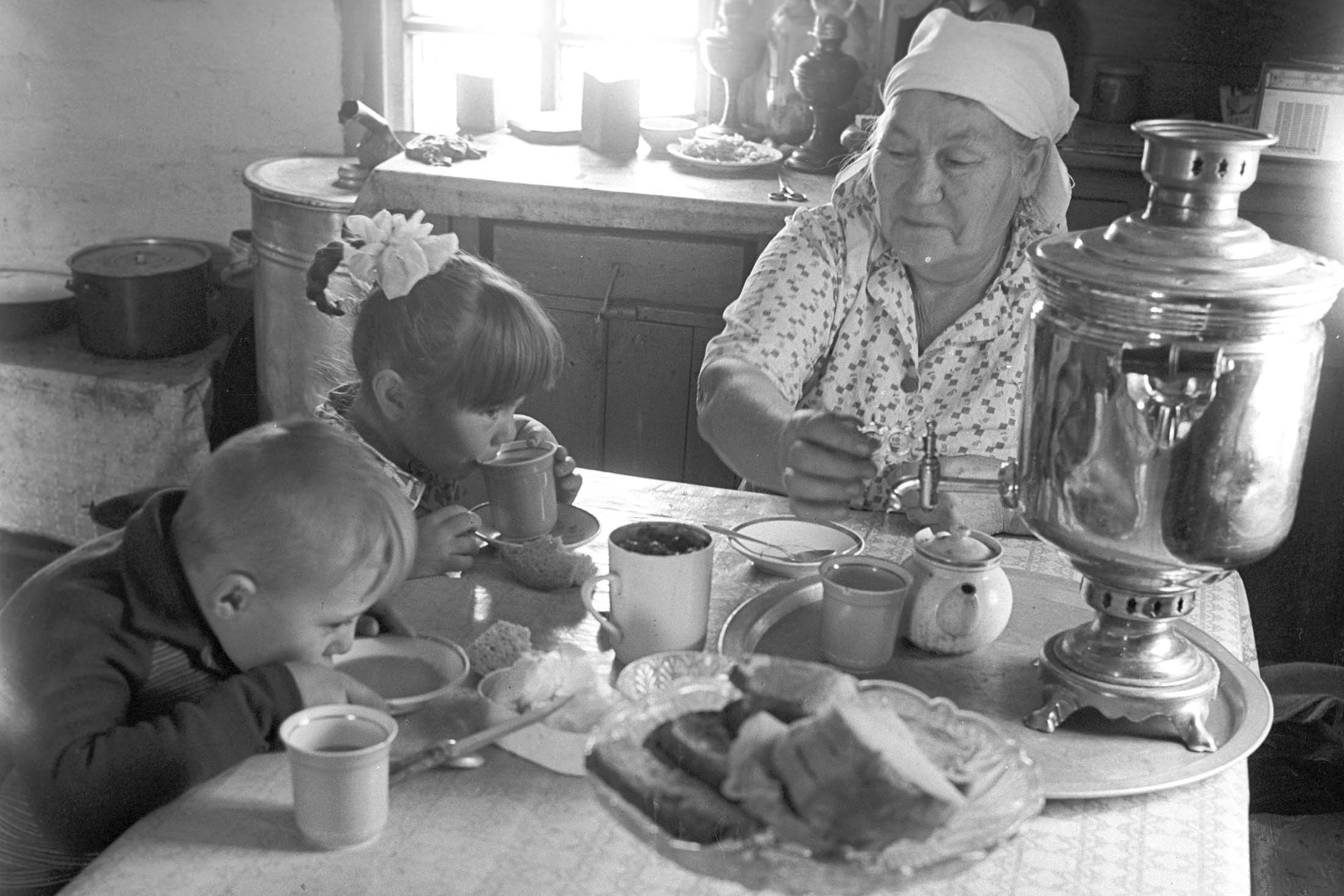 бабушка с внуками