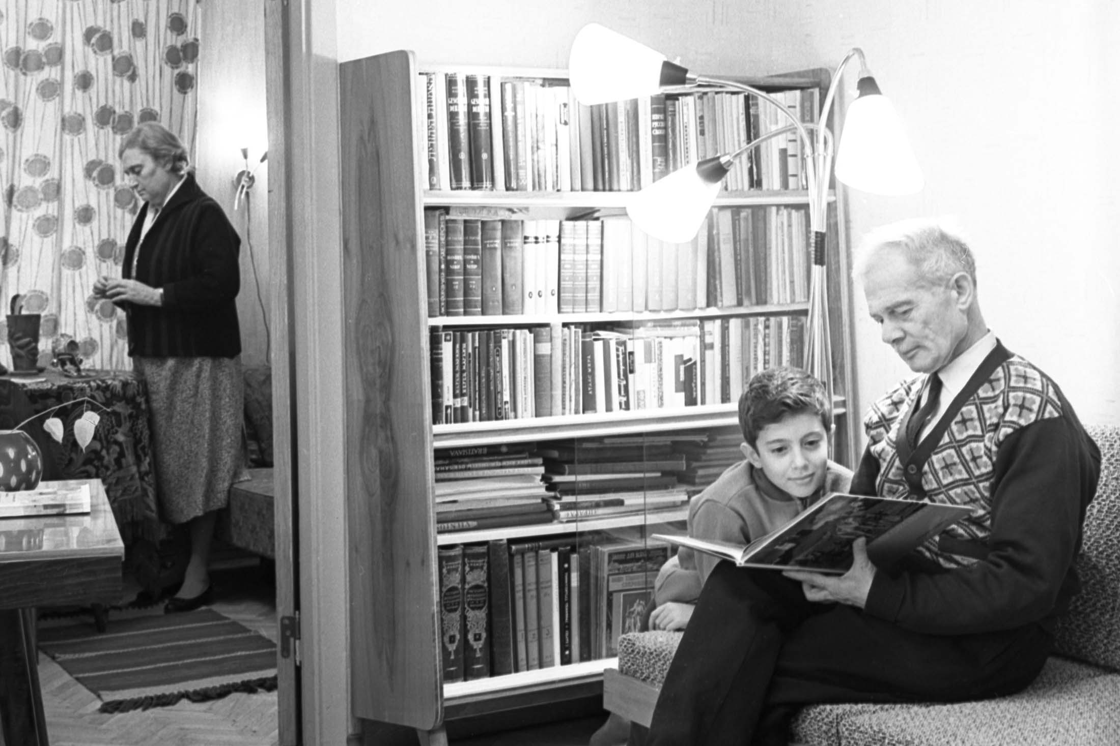 бабушка и дедушка с внуком читают