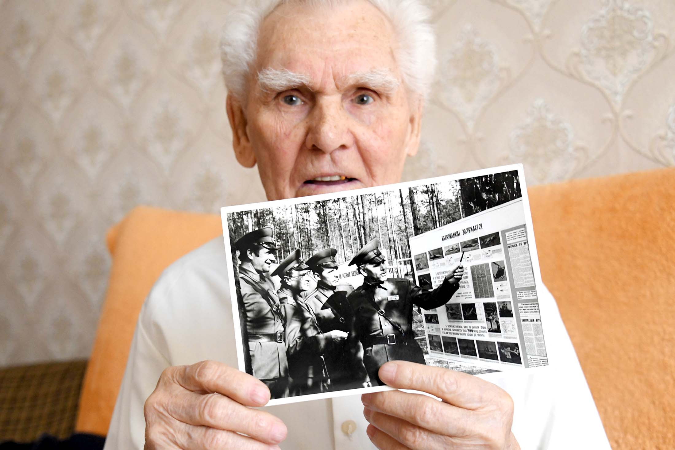 старые фото в руках дедушки