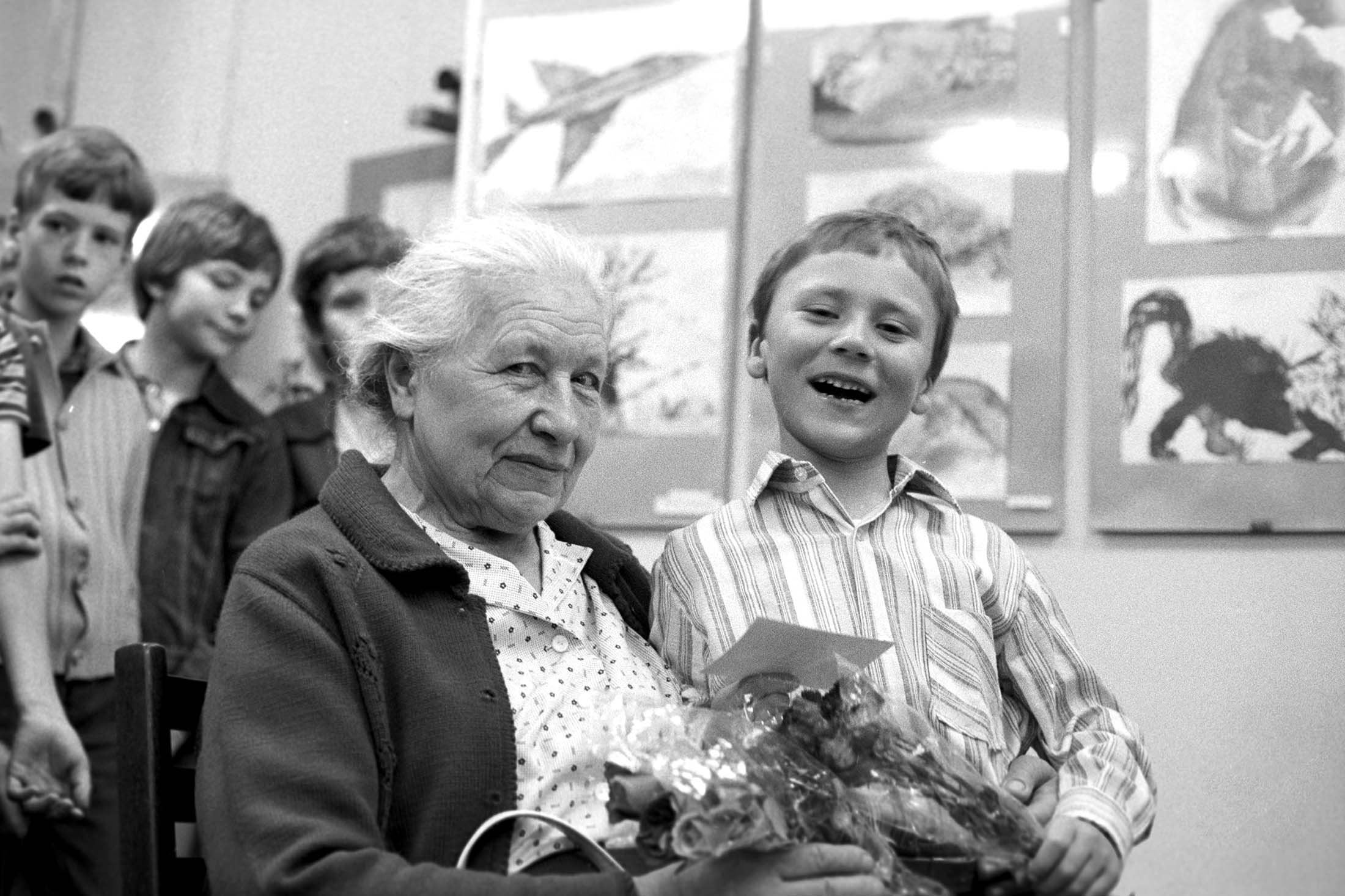 женщина с детьми в школе