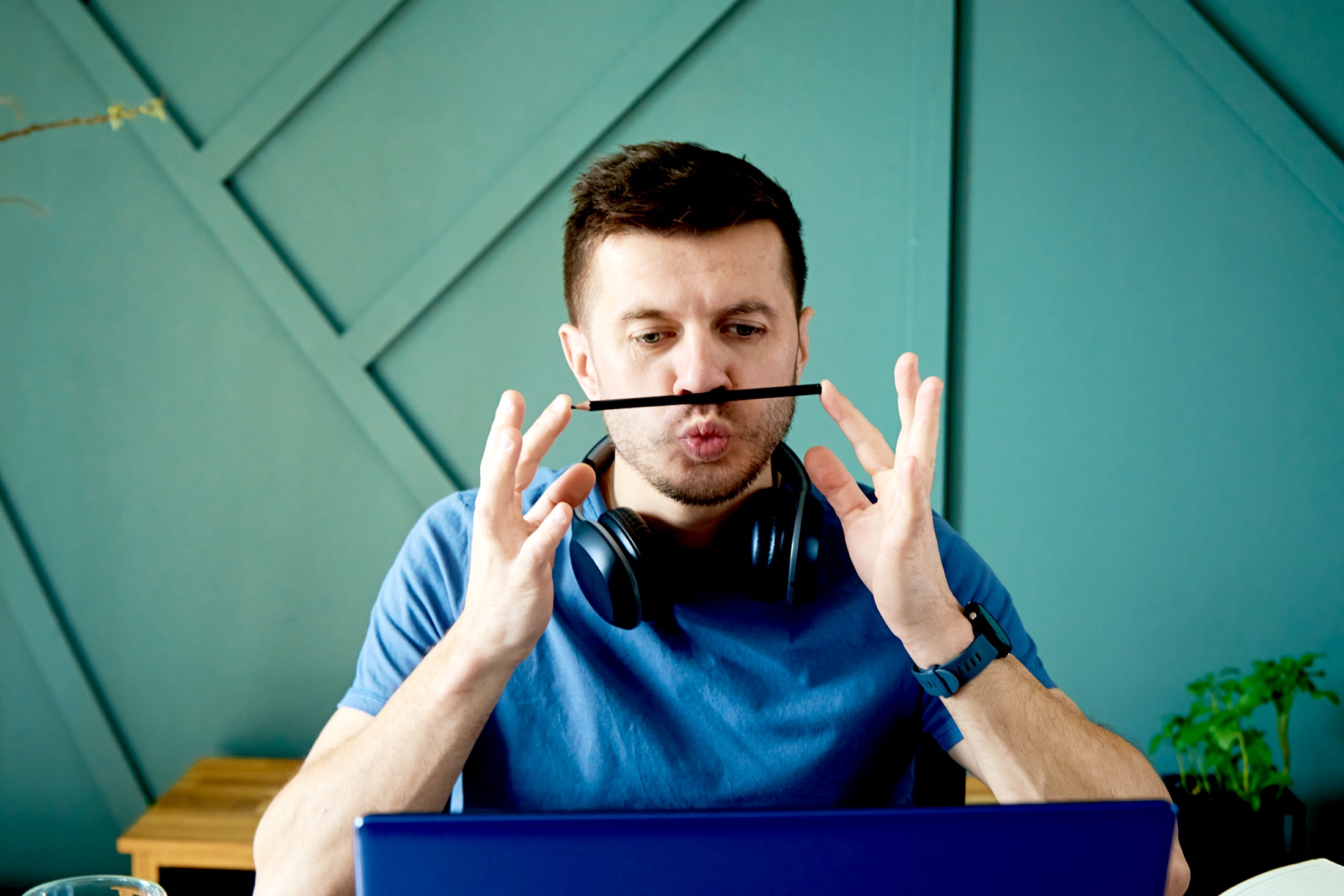 мужчина  с карандашом