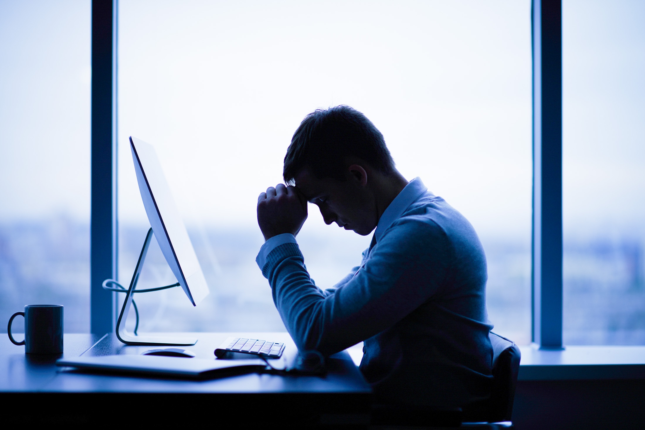 мужчина за столом в офисе