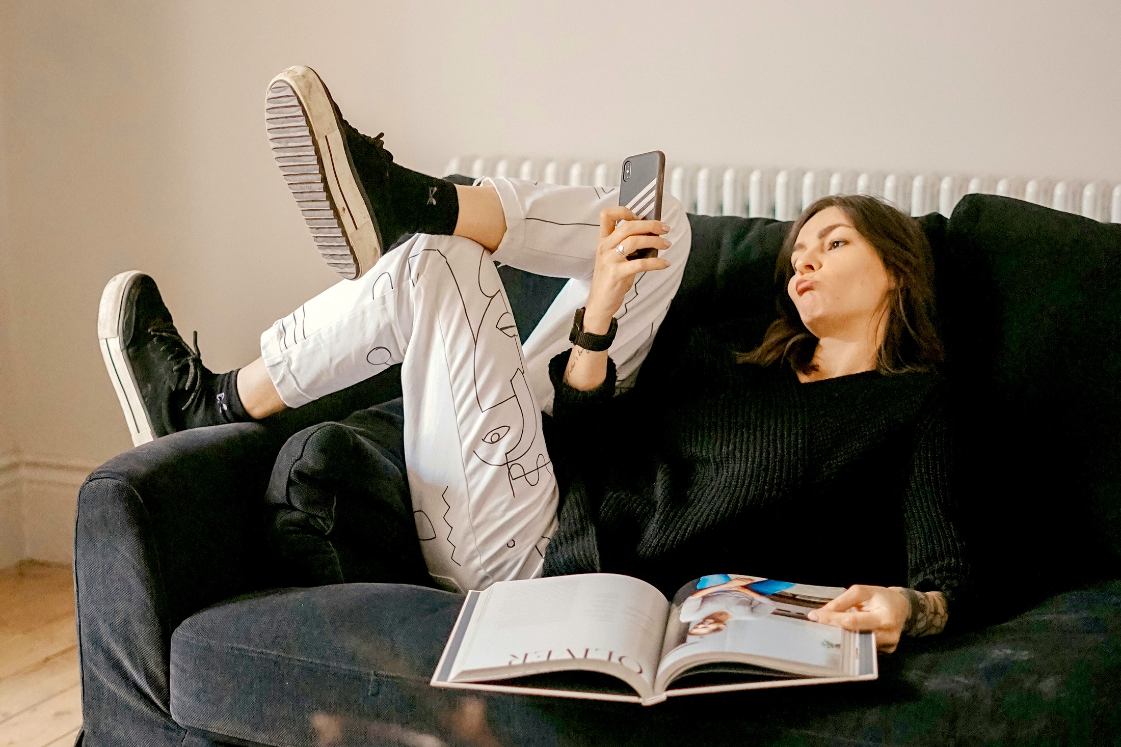 женщина в кровати читает